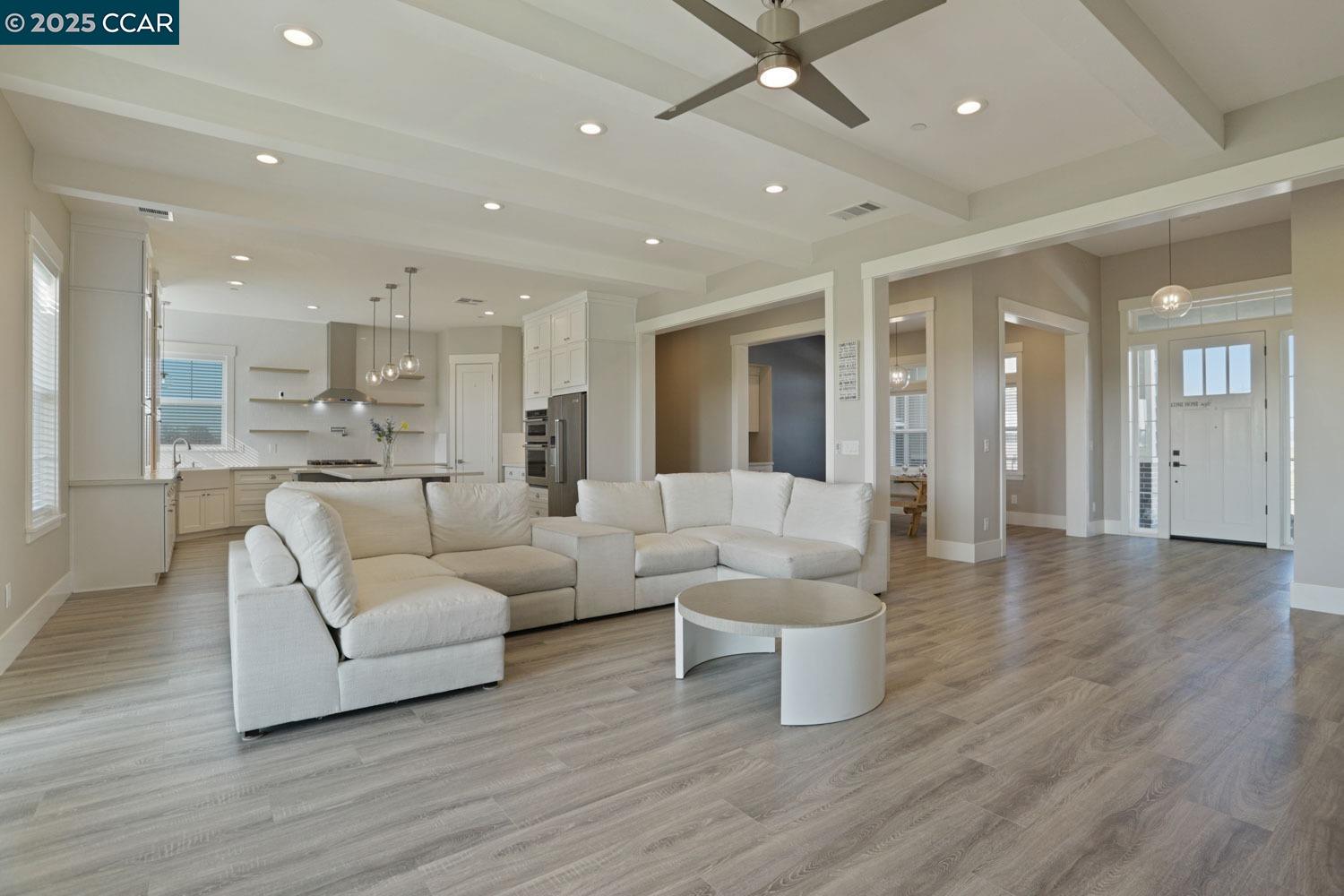 Detail Gallery Image 2 of 40 For 5425 Rio Linda Blvd, Sacramento,  CA 95838 - 4 Beds | 3 Baths