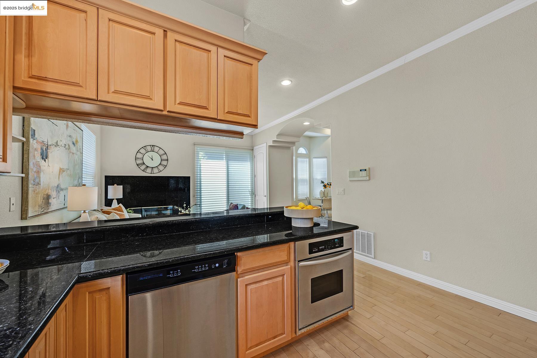 Detail Gallery Image 11 of 36 For 35 Amherst Ct, Menlo Park,  CA 94025 - 3 Beds | 3 Baths