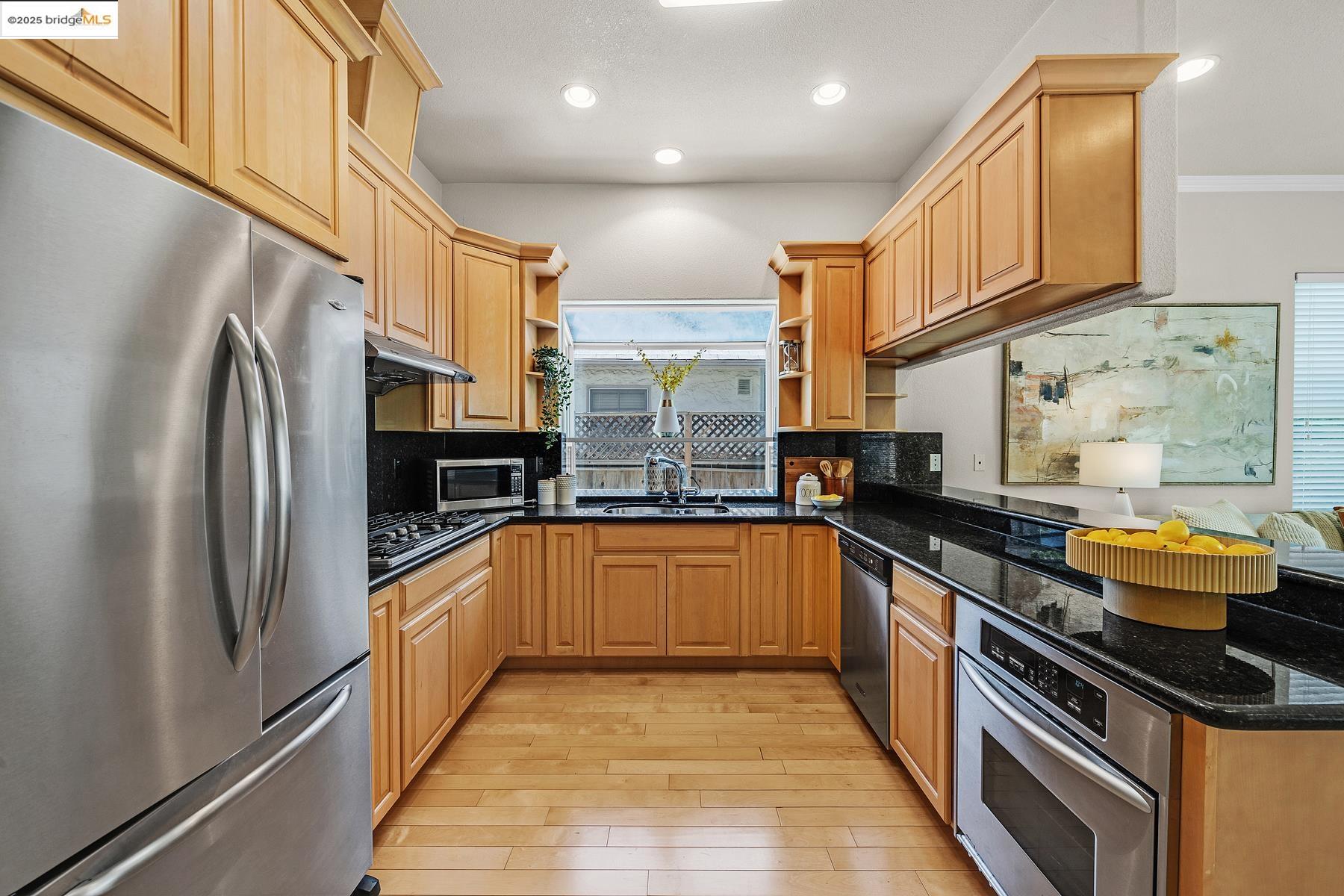 Detail Gallery Image 12 of 36 For 35 Amherst Ct, Menlo Park,  CA 94025 - 3 Beds | 3 Baths