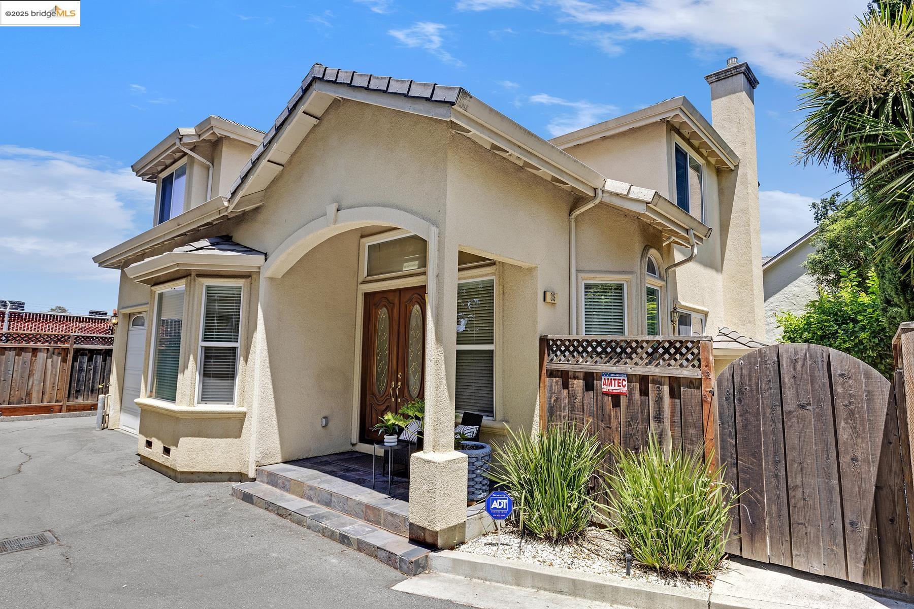 Detail Gallery Image 3 of 36 For 35 Amherst Ct, Menlo Park,  CA 94025 - 3 Beds | 3 Baths