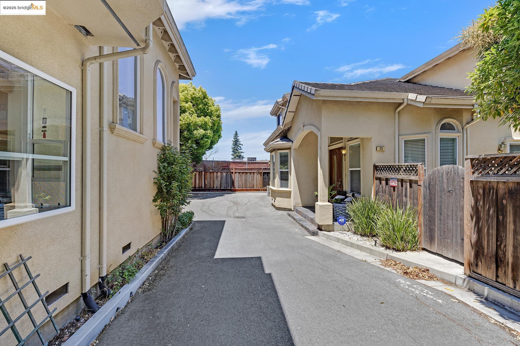 Detail Gallery Image 4 of 36 For 35 Amherst Ct, Menlo Park,  CA 94025 - 3 Beds | 3 Baths