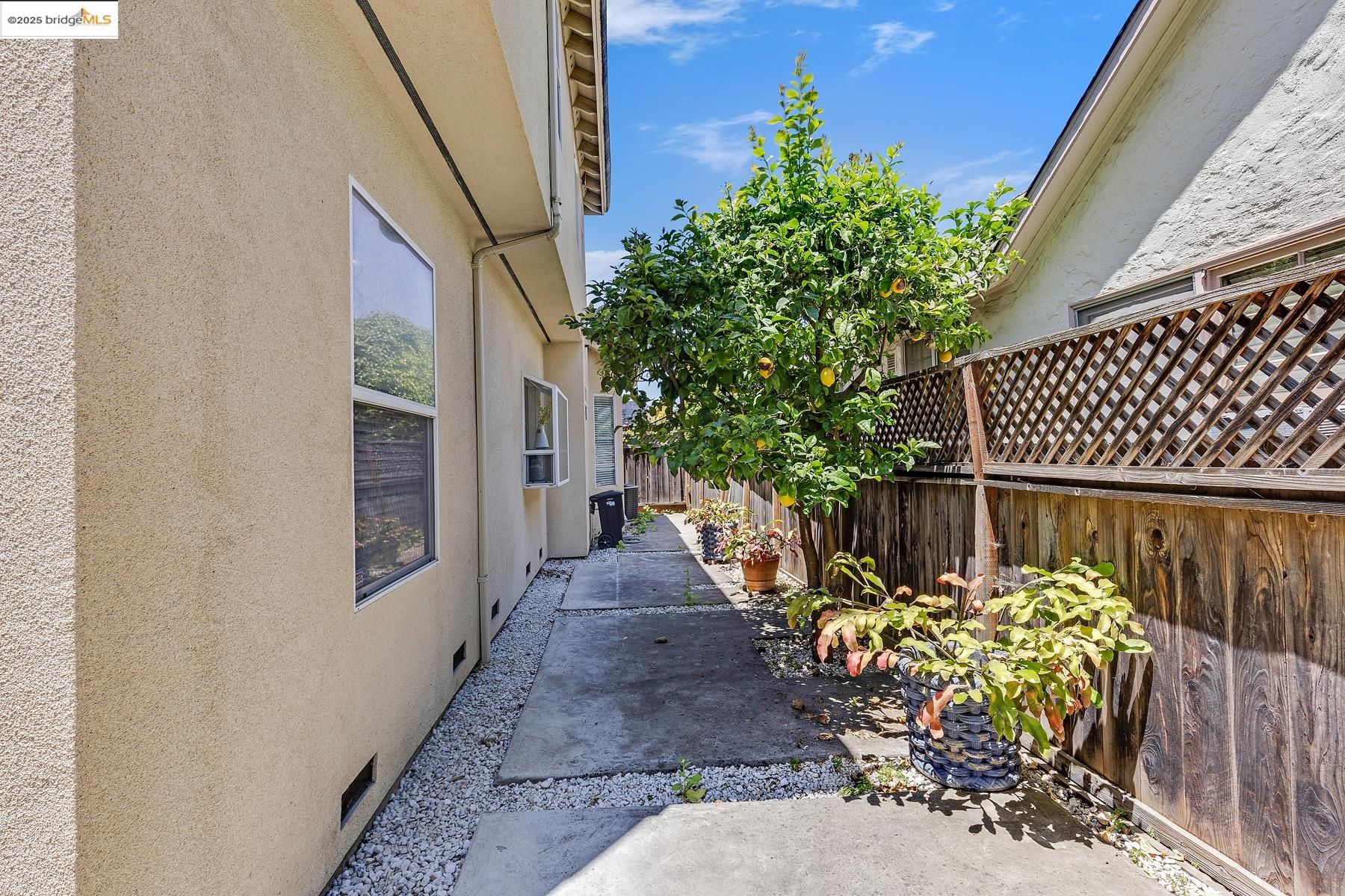 Detail Gallery Image 31 of 36 For 35 Amherst Ct, Menlo Park,  CA 94025 - 3 Beds | 3 Baths