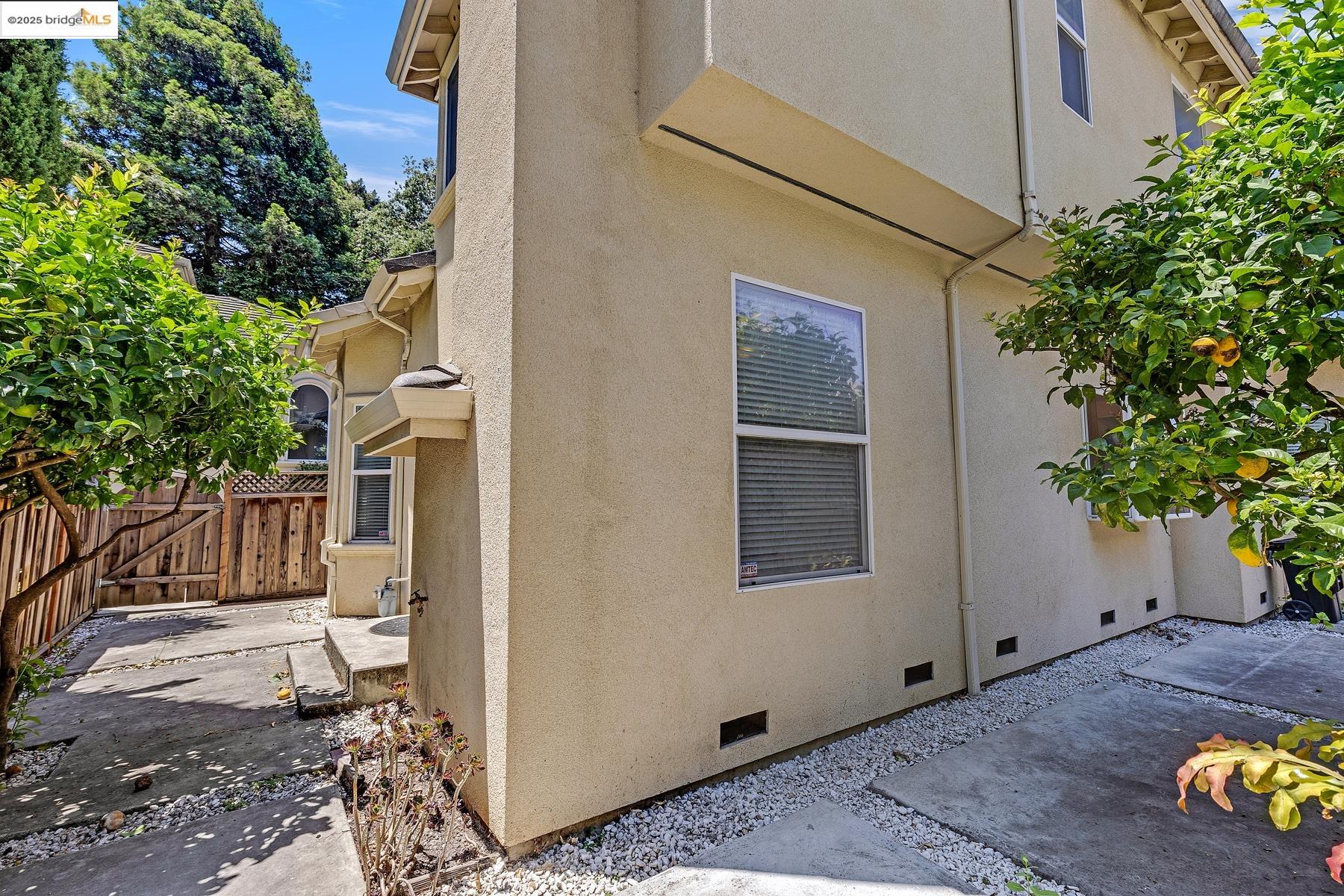 Detail Gallery Image 32 of 36 For 35 Amherst Ct, Menlo Park,  CA 94025 - 3 Beds | 3 Baths
