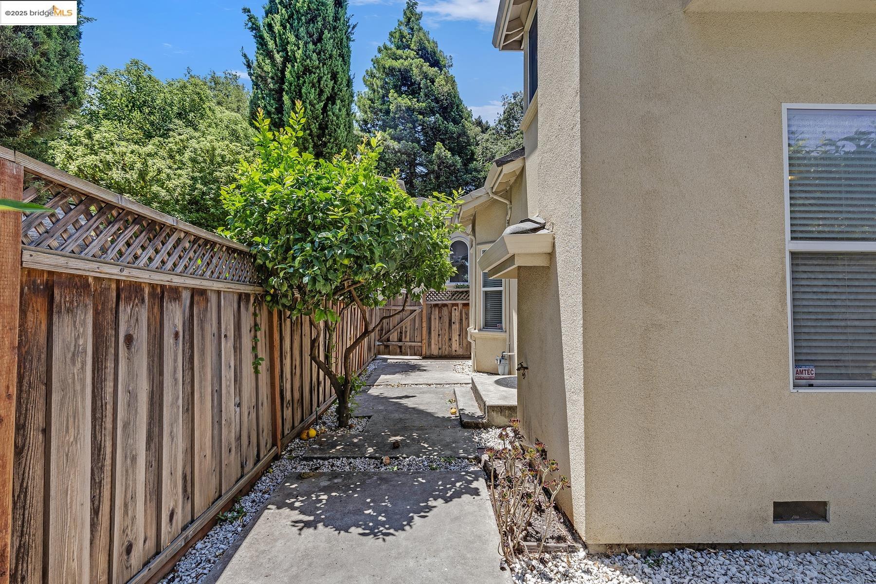 Detail Gallery Image 33 of 36 For 35 Amherst Ct, Menlo Park,  CA 94025 - 3 Beds | 3 Baths