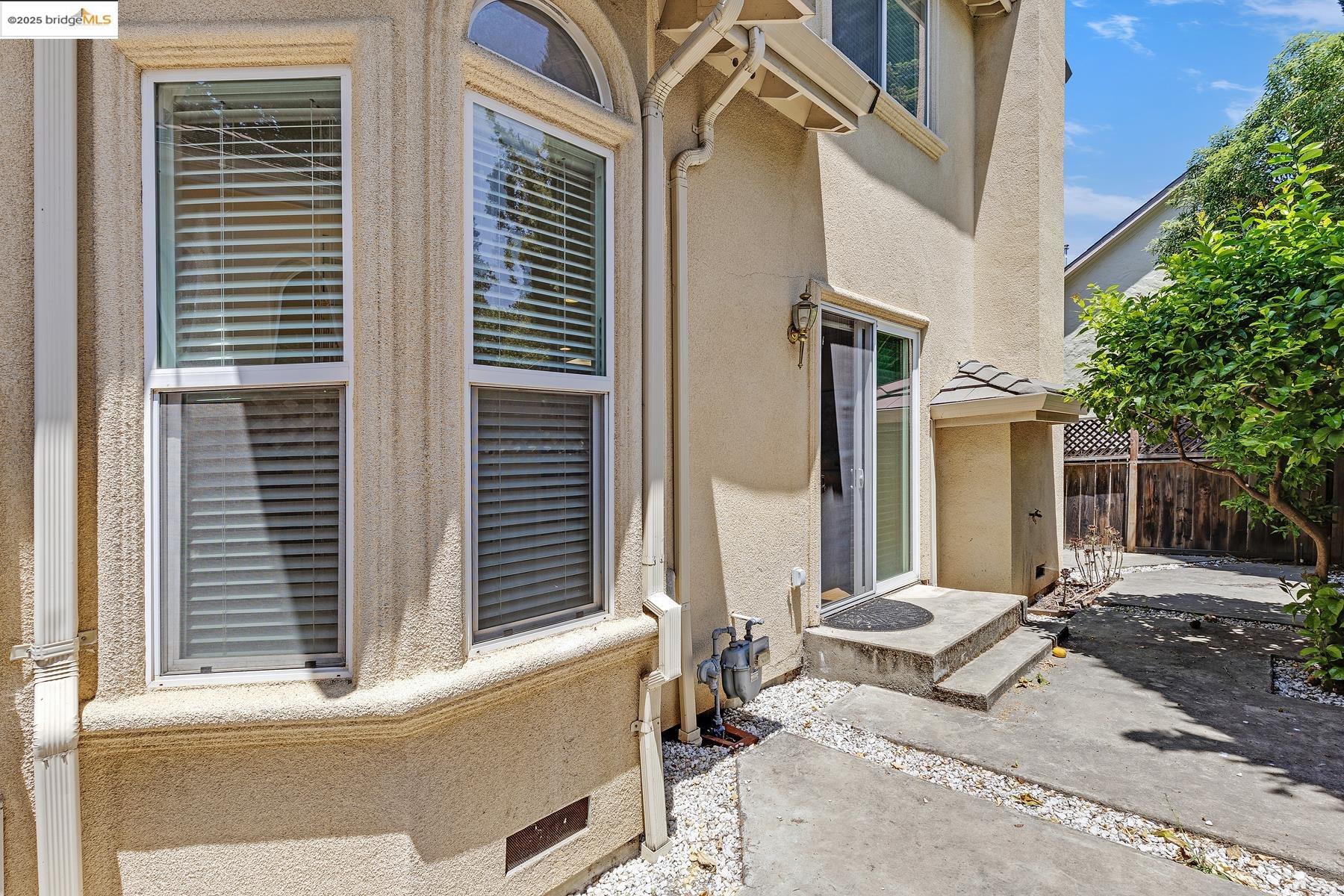 Detail Gallery Image 34 of 36 For 35 Amherst Ct, Menlo Park,  CA 94025 - 3 Beds | 3 Baths