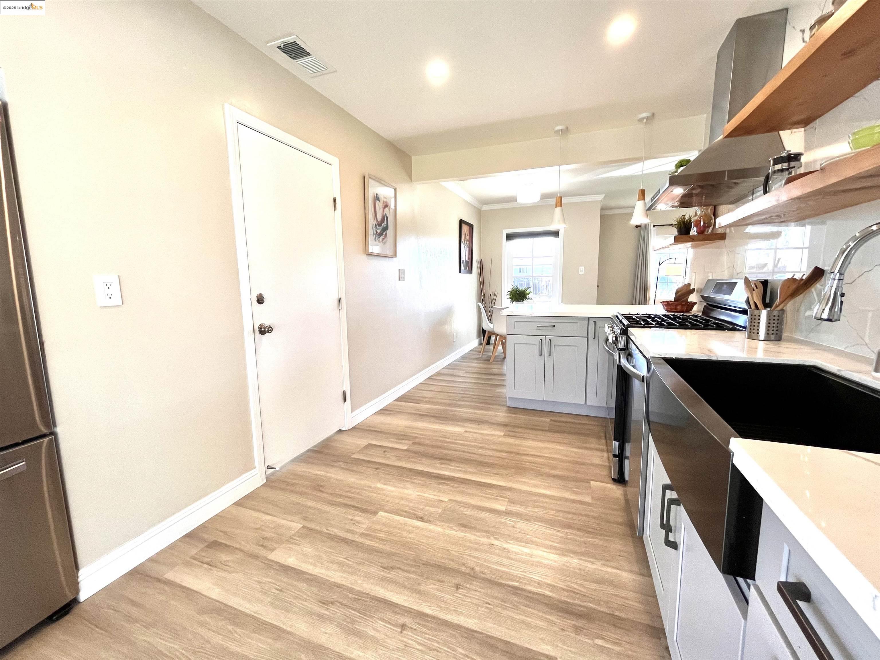 Detail Gallery Image 12 of 31 For 389 White Dr, Hayward,  CA 94544 - 3 Beds | 2 Baths