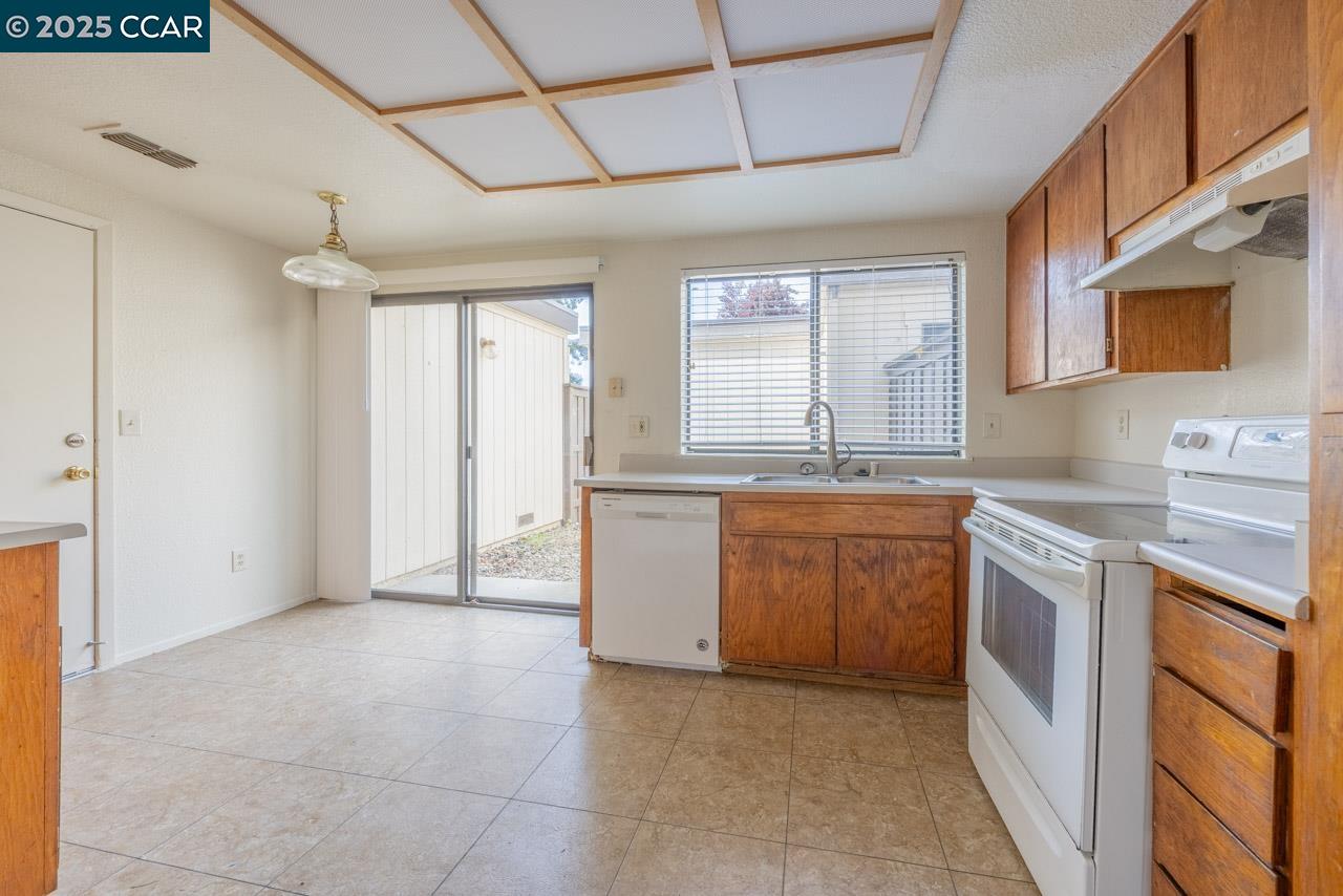 Detail Gallery Image 7 of 18 For 6746 Calvine Rd, Sacramento,  CA 95823 - 3 Beds | 2/1 Baths