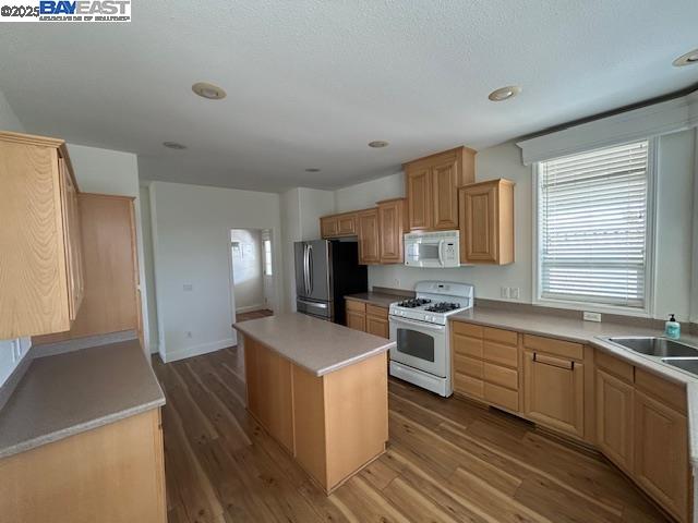 Detail Gallery Image 4 of 54 For 1447 Buckingham Way, Hayward,  CA 94544 - 3 Beds | 2 Baths