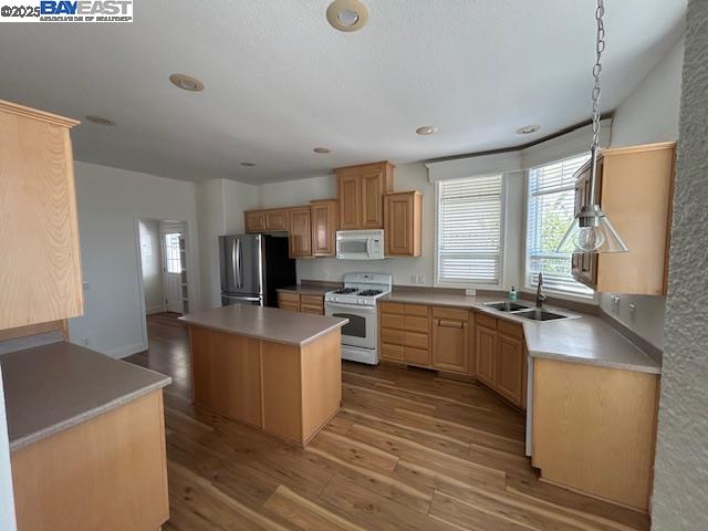 Detail Gallery Image 8 of 54 For 1447 Buckingham Way, Hayward,  CA 94544 - 3 Beds | 2 Baths