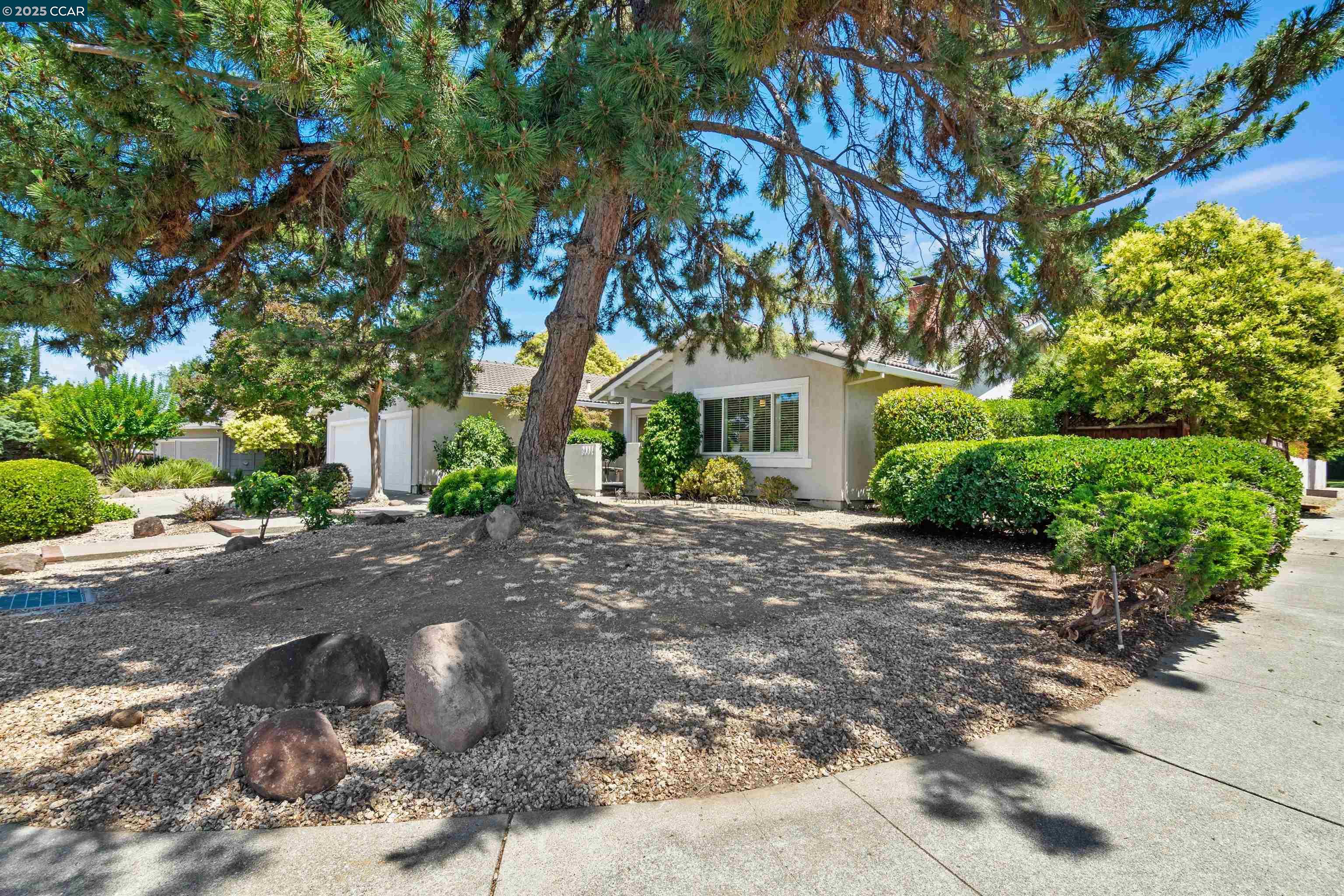 Detail Gallery Image 2 of 47 For 2094 Trestle Glen Rd, Walnut Creek,  CA 94598 - 4 Beds | 2/1 Baths