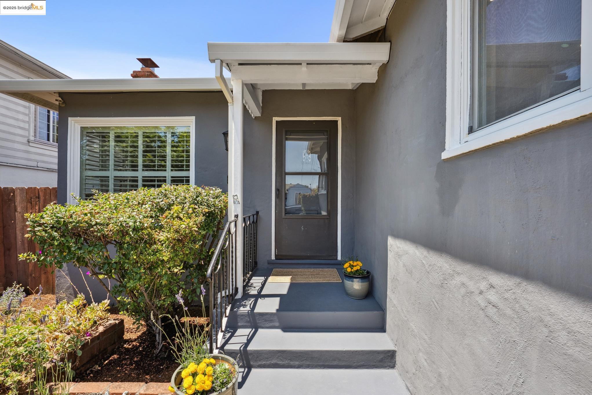 Detail Gallery Image 2 of 56 For 967 31st St, Richmond,  CA 94804 - 3 Beds | 2 Baths