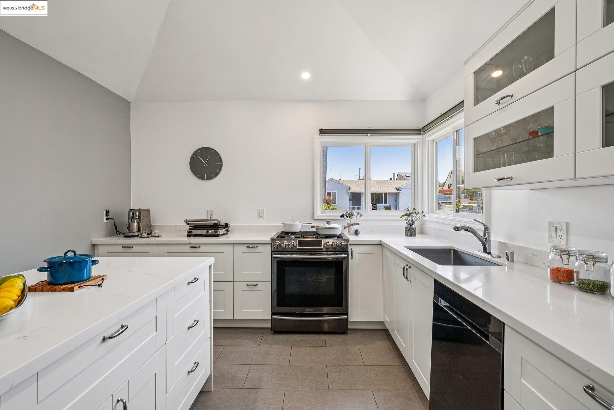 Detail Gallery Image 15 of 56 For 967 31st St, Richmond,  CA 94804 - 3 Beds | 2 Baths