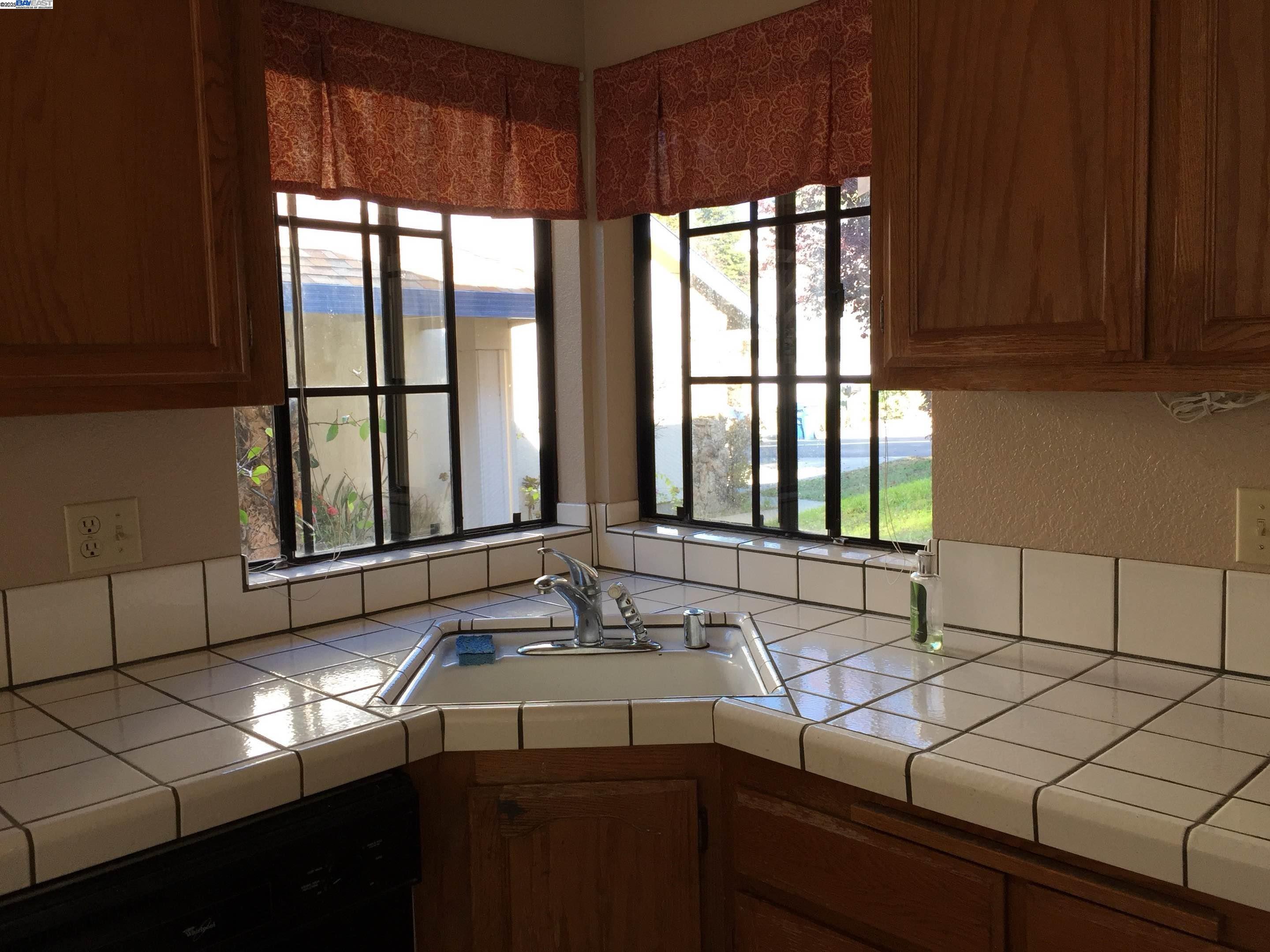Detail Gallery Image 5 of 13 For 21164 Timco Way, Castro Valley,  CA 94552 - 4 Beds | 2/1 Baths