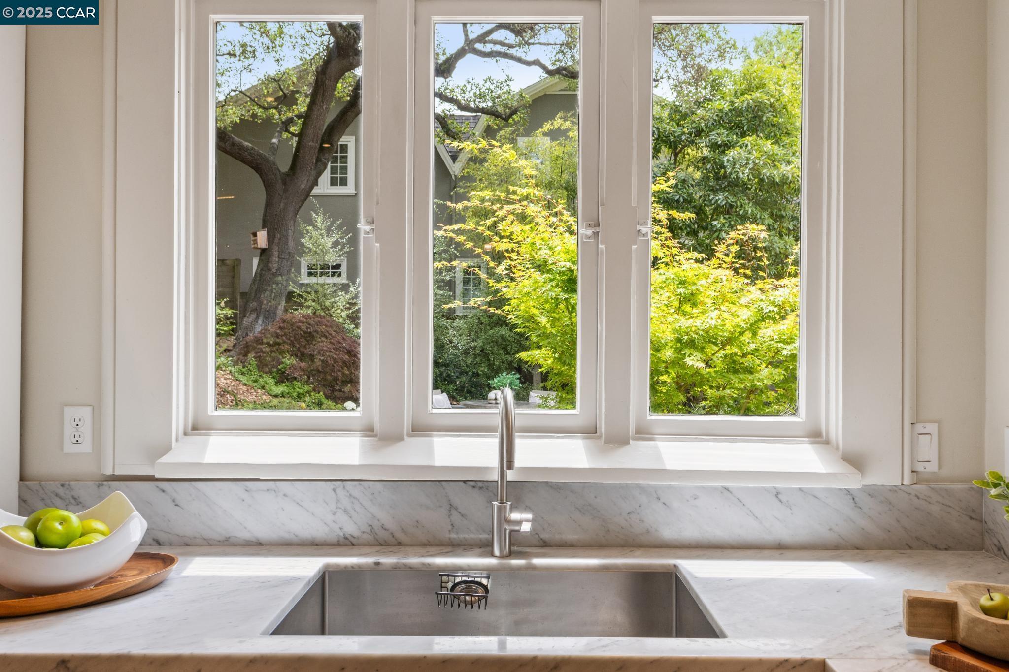 Detail Gallery Image 25 of 60 For 91 Tunnel Rd, Berkeley,  CA 94705 - 3 Beds | 2/1 Baths