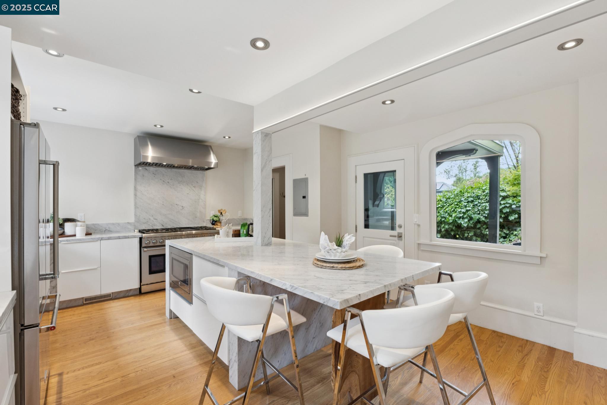 Detail Gallery Image 28 of 60 For 91 Tunnel Rd, Berkeley,  CA 94705 - 3 Beds | 2/1 Baths