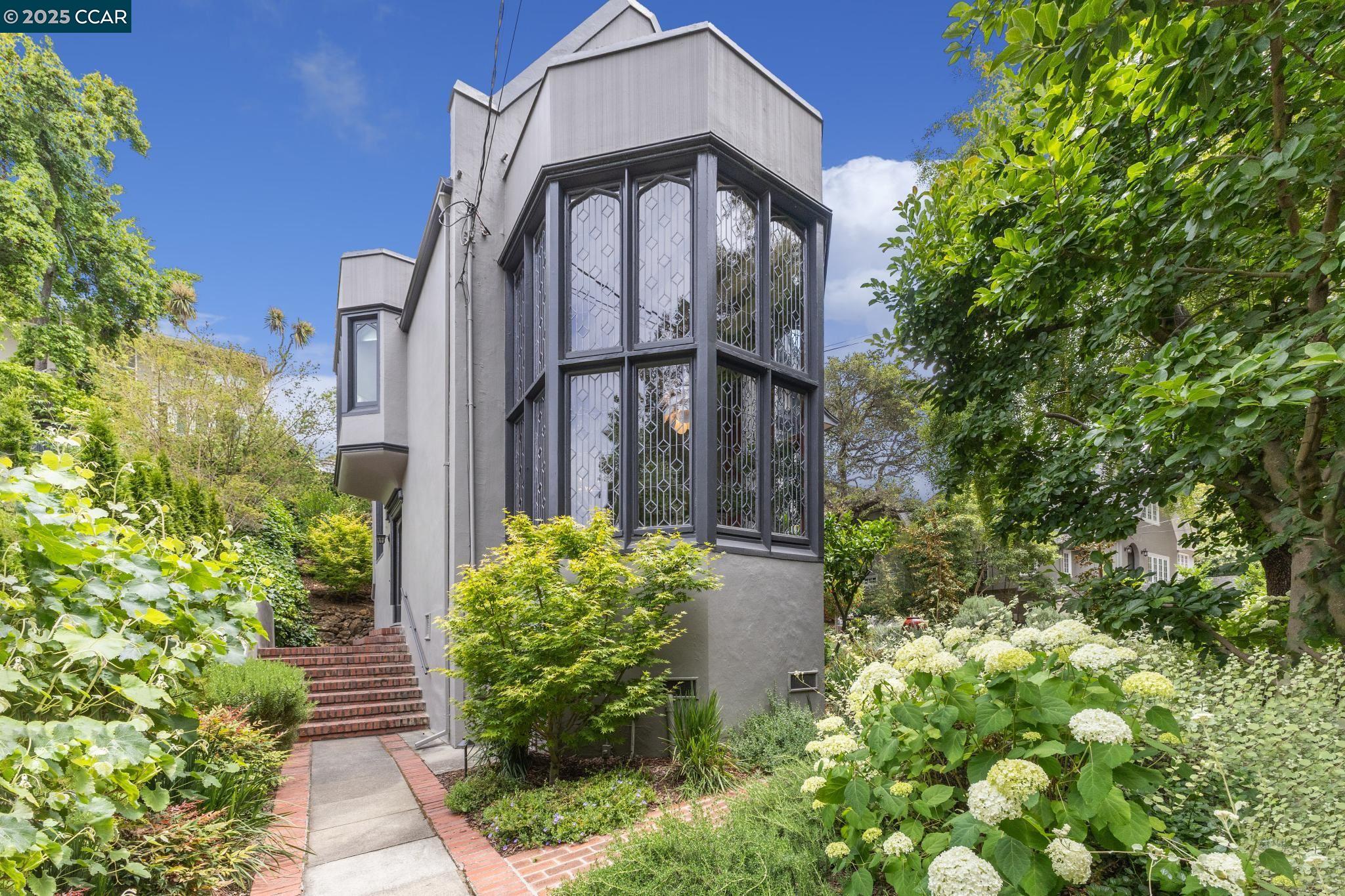 Detail Gallery Image 4 of 60 For 91 Tunnel Rd, Berkeley,  CA 94705 - 3 Beds | 2/1 Baths