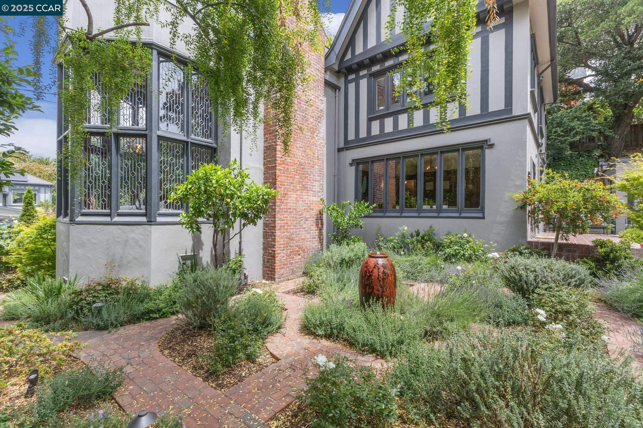 Detail Gallery Image 51 of 60 For 91 Tunnel Rd, Berkeley,  CA 94705 - 3 Beds | 2/1 Baths