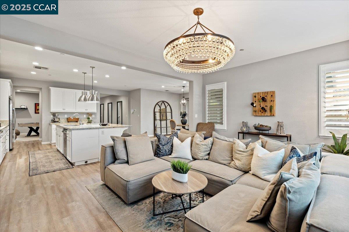 Detail Gallery Image 13 of 42 For 369 Parkfield Way, Oakley,  CA 94561 - 5 Beds | 4 Baths