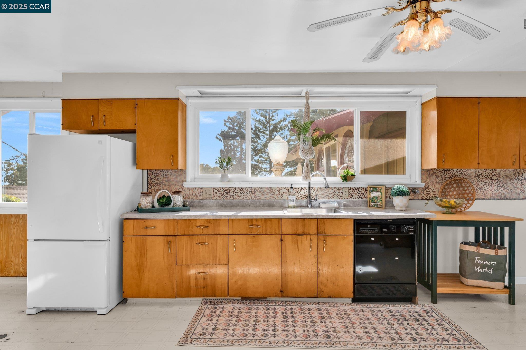 Detail Gallery Image 15 of 60 For 139 Arlington Ave, Kensington,  CA 94707 - 3 Beds | 2 Baths