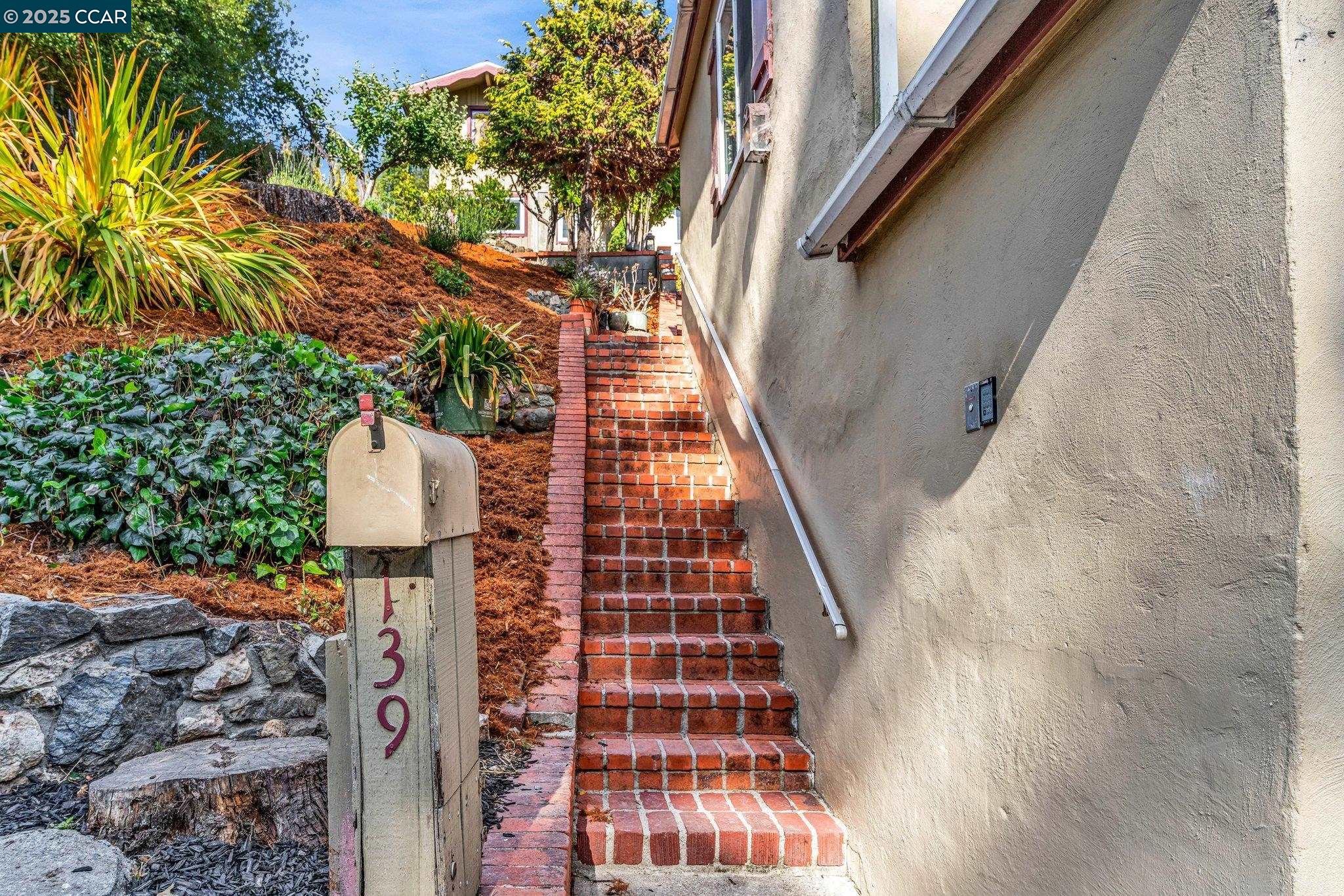 Detail Gallery Image 47 of 60 For 139 Arlington Ave, Kensington,  CA 94707 - 3 Beds | 2 Baths