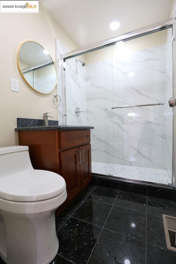 Detail Gallery Image 12 of 28 For 680 Sunset Blvd, Hayward,  CA 94541 - 5 Beds | 3 Baths