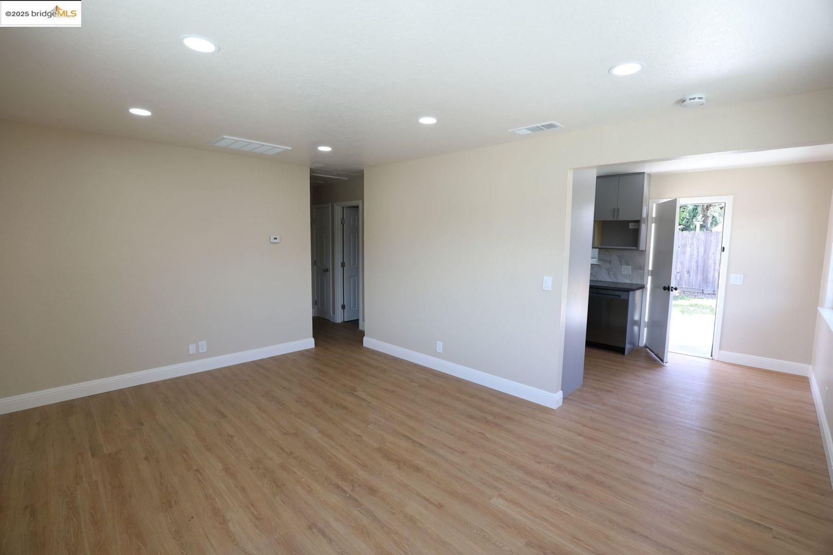 Detail Gallery Image 18 of 28 For 680 Sunset Blvd, Hayward,  CA 94541 - 5 Beds | 3 Baths