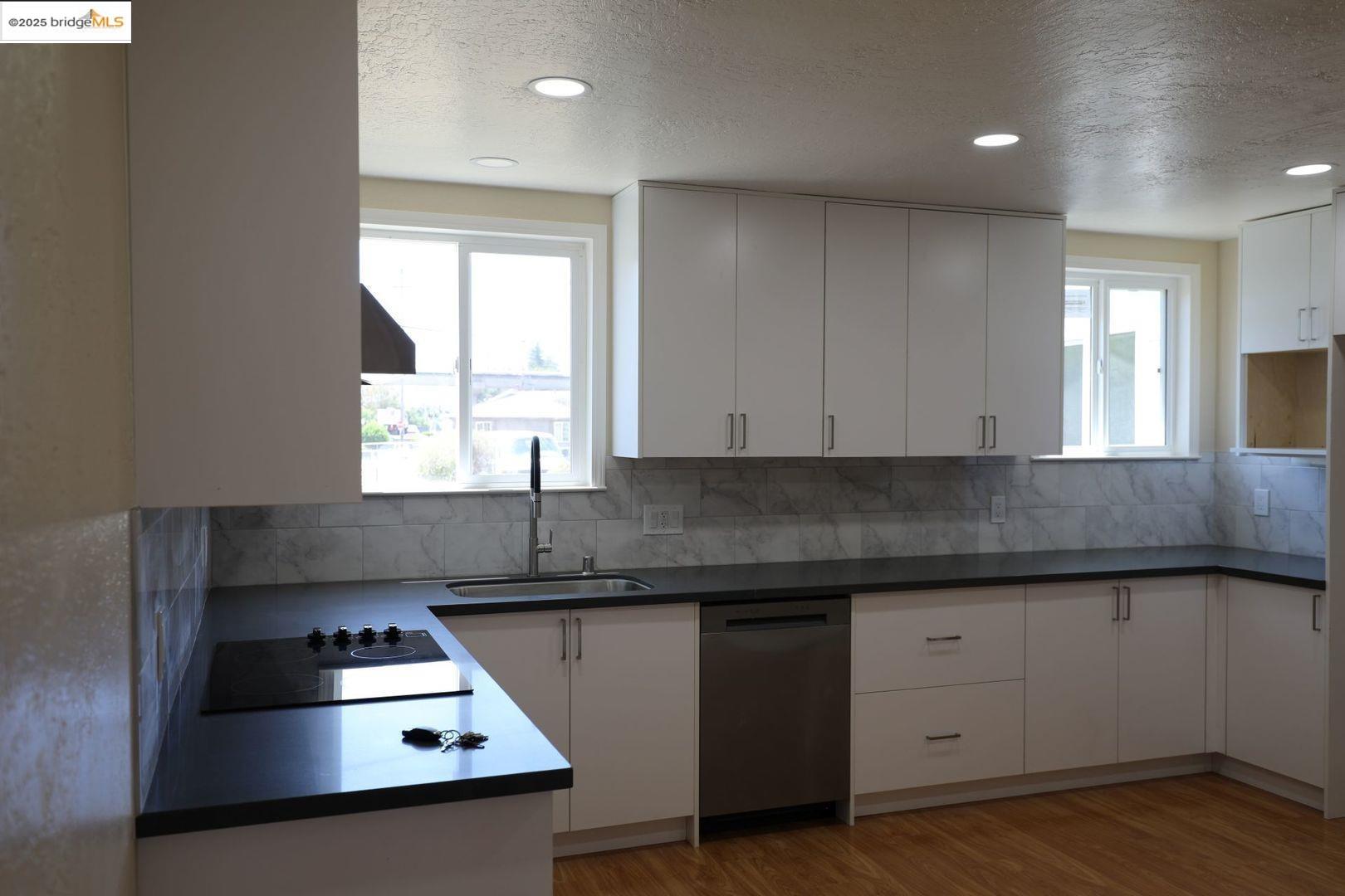 Detail Gallery Image 7 of 28 For 680 Sunset Blvd, Hayward,  CA 94541 - 5 Beds | 3 Baths