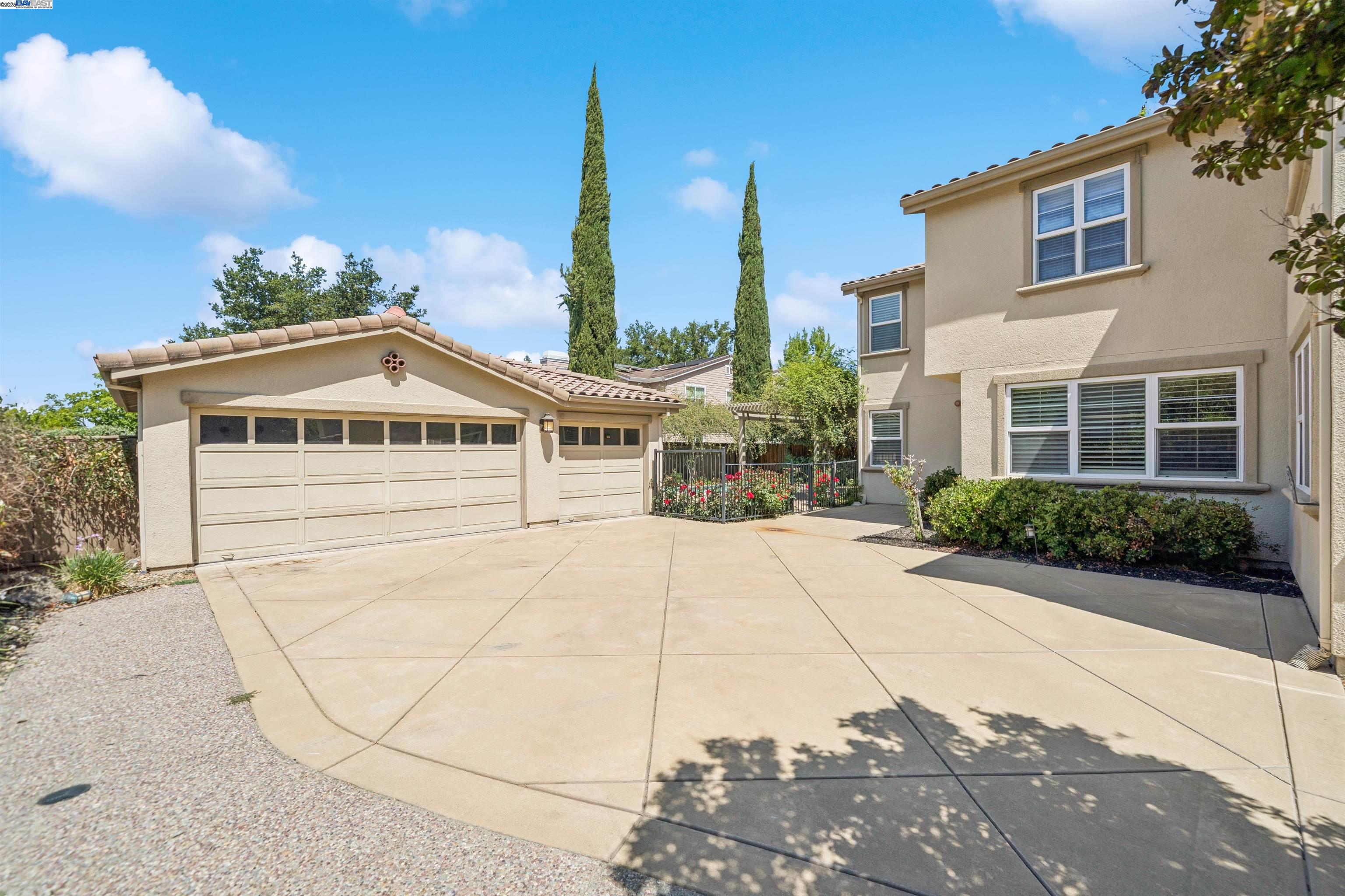Detail Gallery Image 2 of 22 For 2089 Staghorn Way, Livermore,  CA 94550 - 6 Beds | 4 Baths