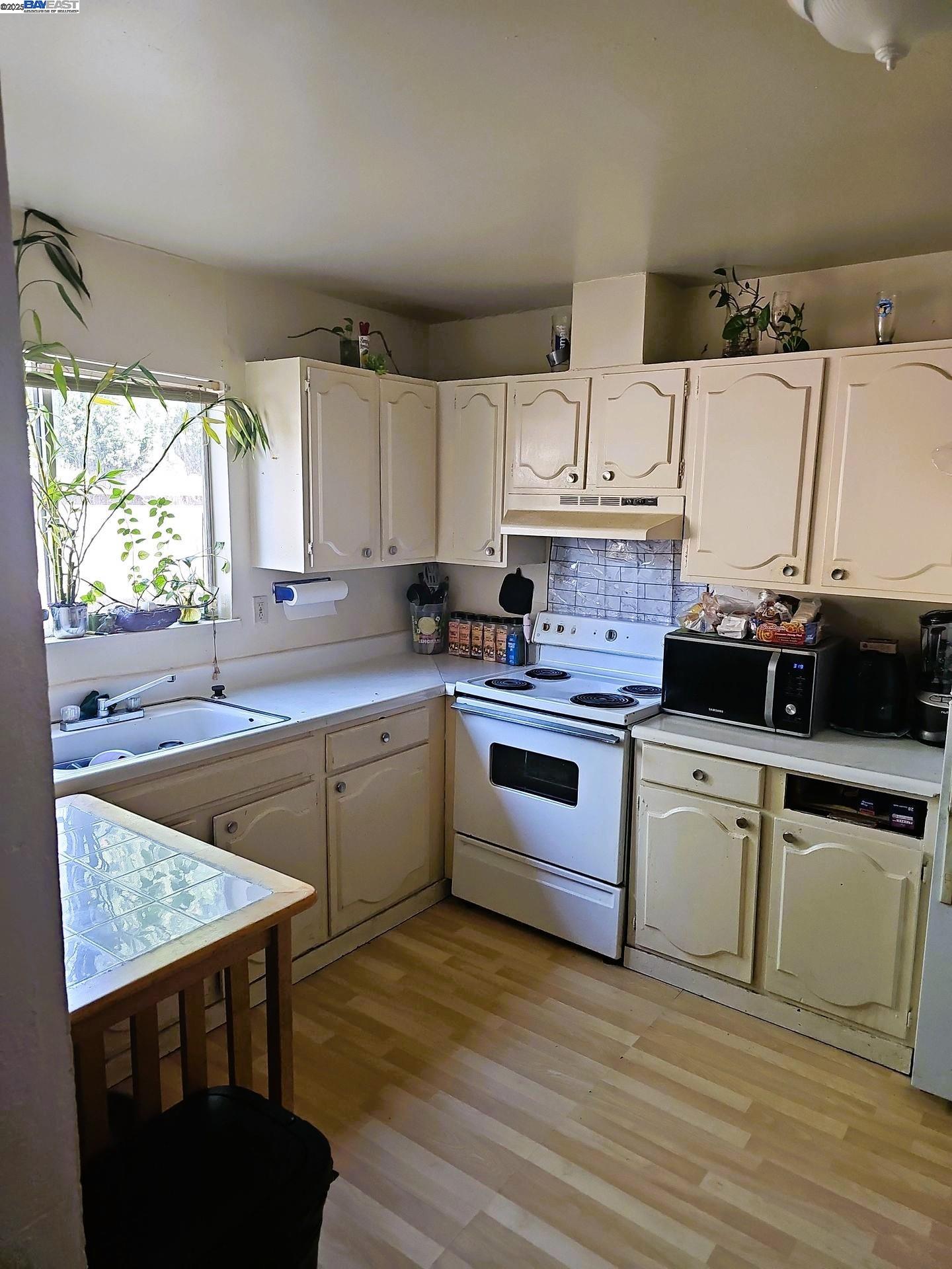 Detail Gallery Image 5 of 7 For 1035 76th Ave, Oakland,  CA 94621 - – Beds | – Baths