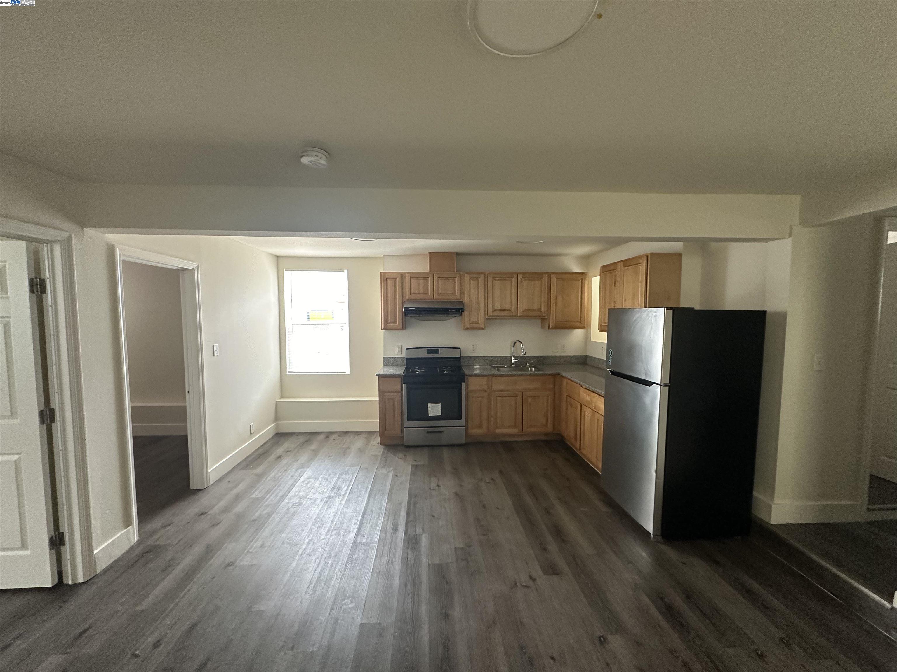 Detail Gallery Image 9 of 15 For 537 Chester St, Oakland,  CA 94607 - – Beds | – Baths