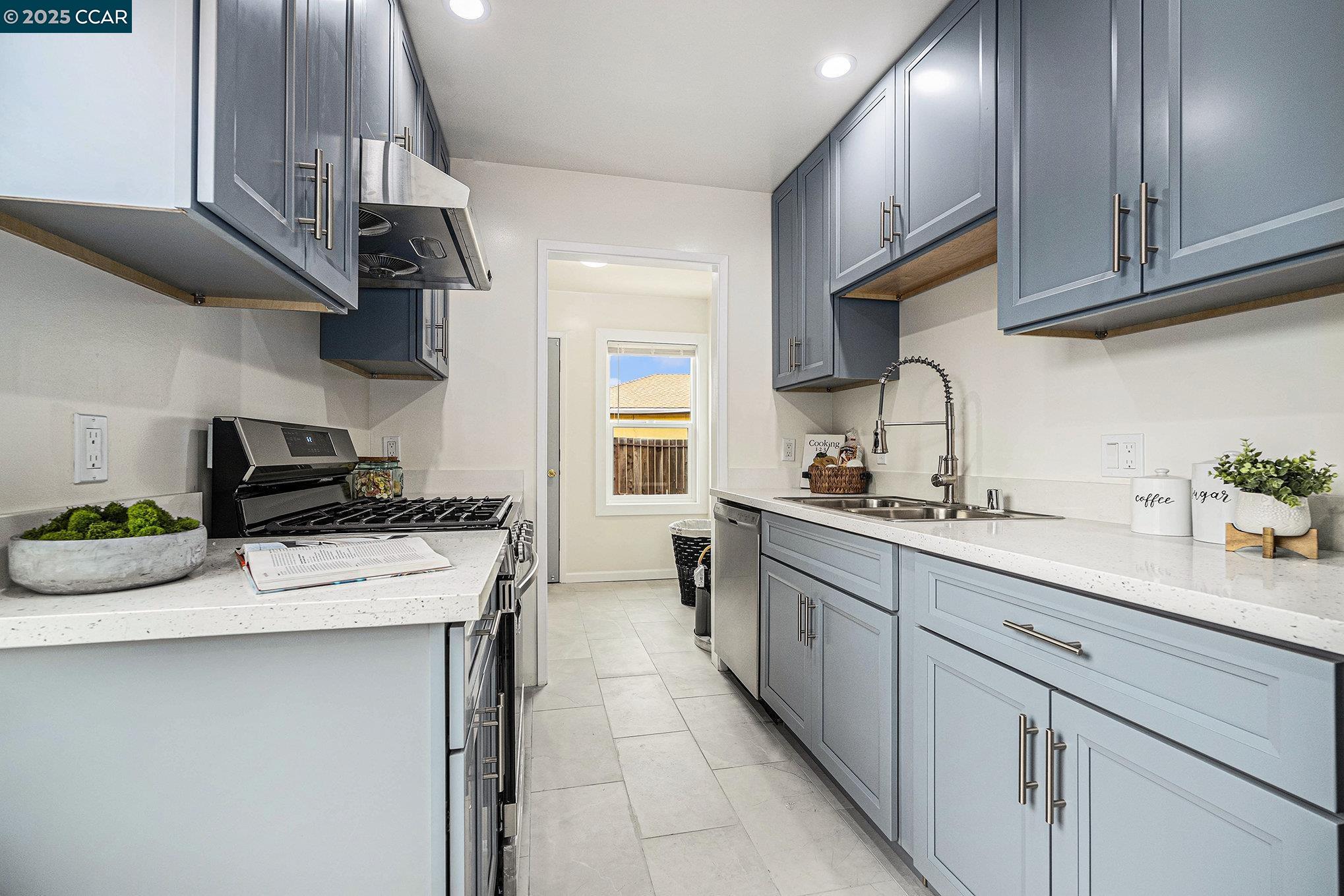 Detail Gallery Image 8 of 20 For 459 Phelps St, Oakland,  CA 94603 - 3 Beds | 1 Baths
