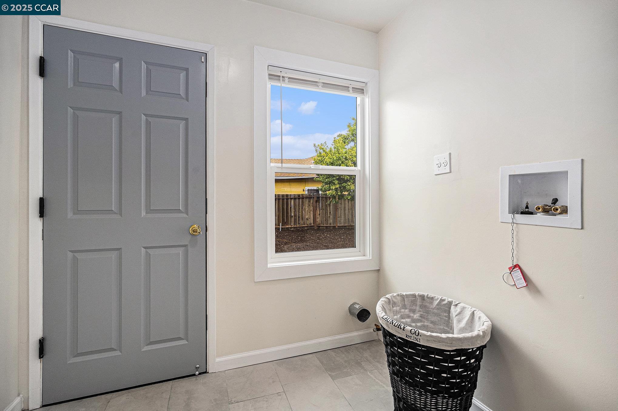 Detail Gallery Image 9 of 20 For 459 Phelps St, Oakland,  CA 94603 - 3 Beds | 1 Baths