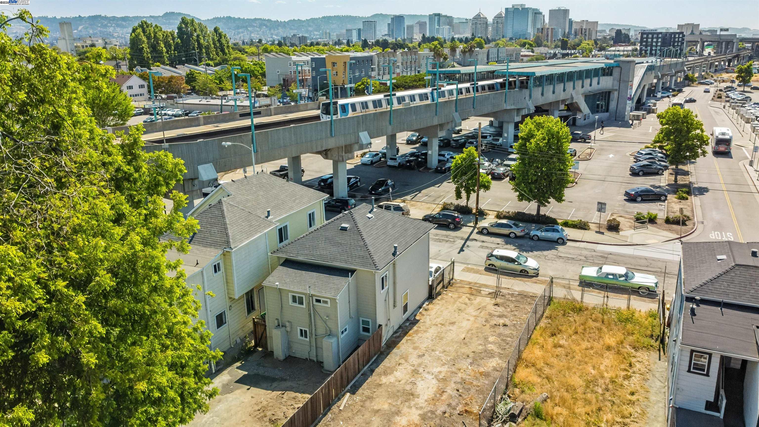 Detail Gallery Image 2 of 14 For 537 Chester St, Oakland,  CA 94607 - 4 Beds | 2 Baths