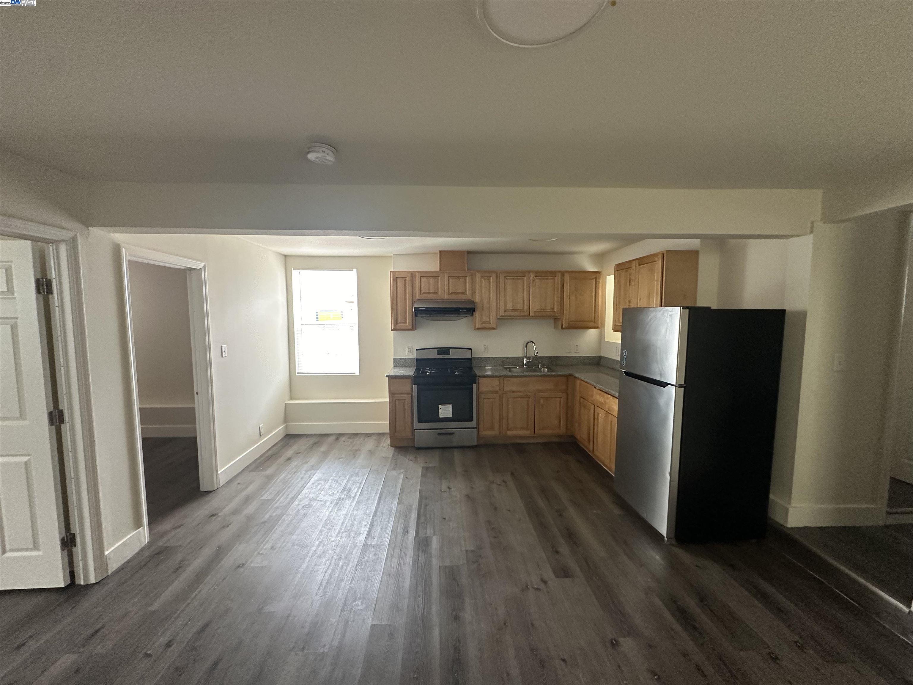 Detail Gallery Image 11 of 14 For 537 Chester St, Oakland,  CA 94607 - 4 Beds | 2 Baths
