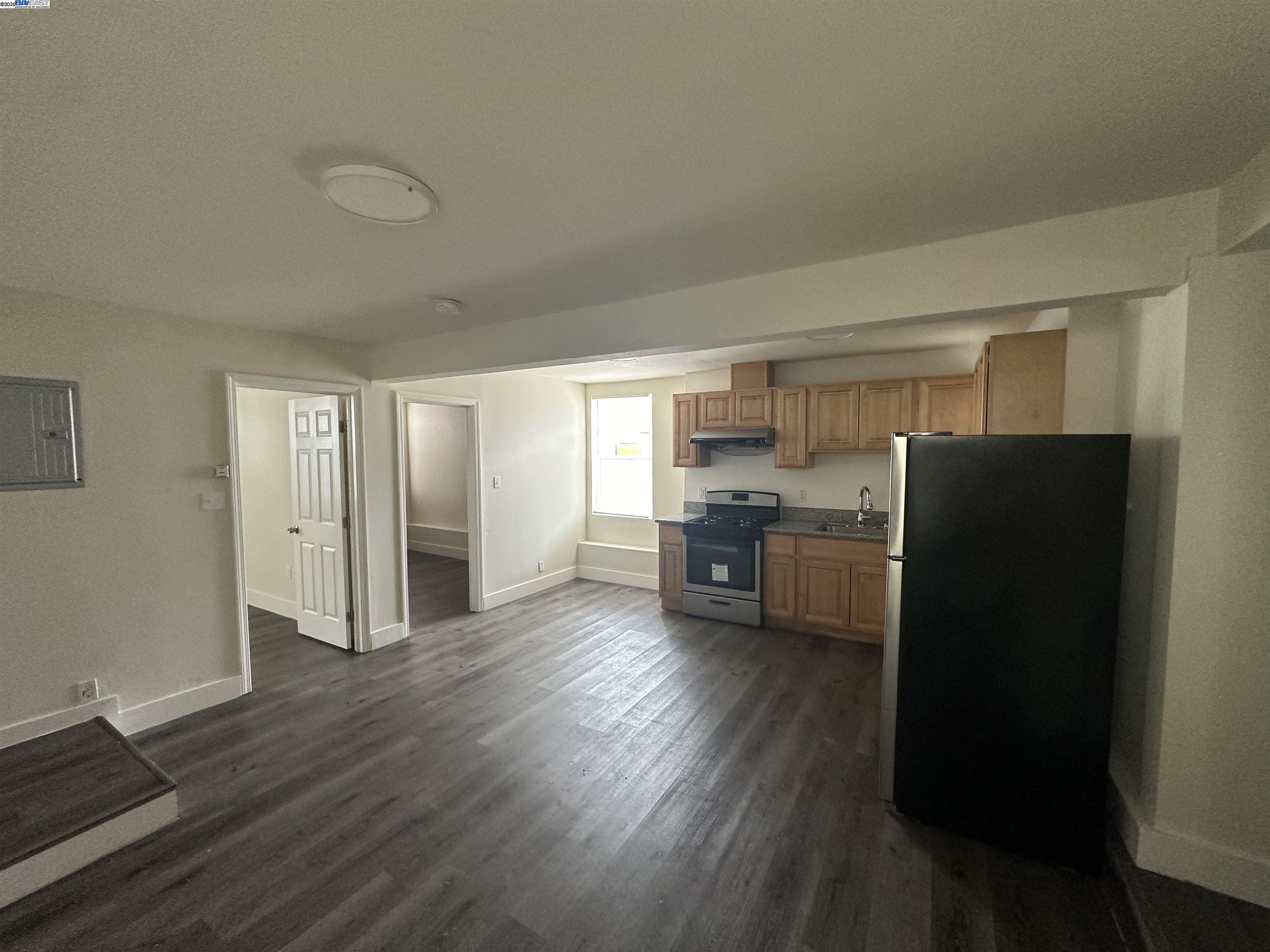 Detail Gallery Image 12 of 14 For 537 Chester St, Oakland,  CA 94607 - 4 Beds | 2 Baths