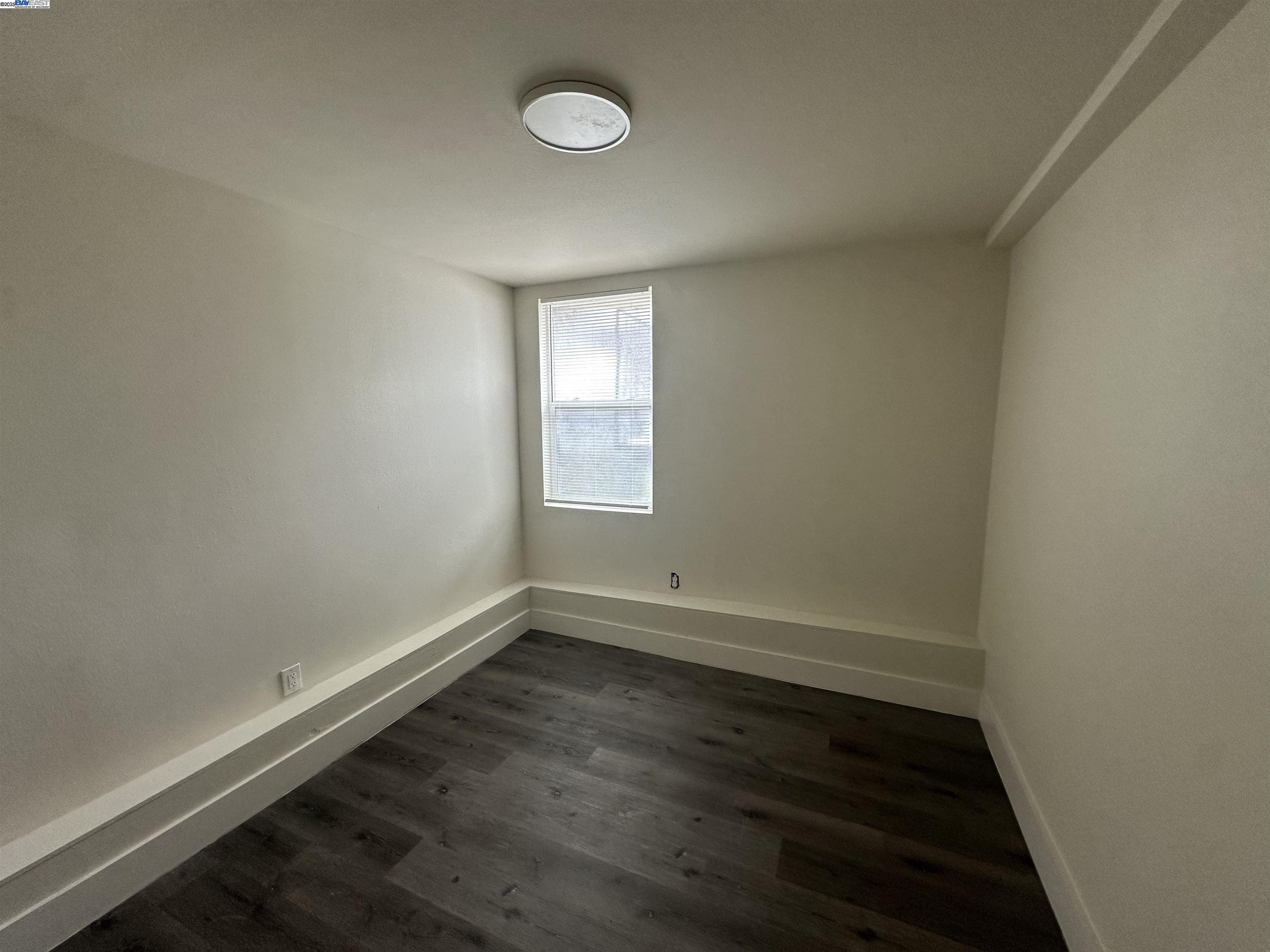 Detail Gallery Image 13 of 14 For 537 Chester St, Oakland,  CA 94607 - 4 Beds | 2 Baths