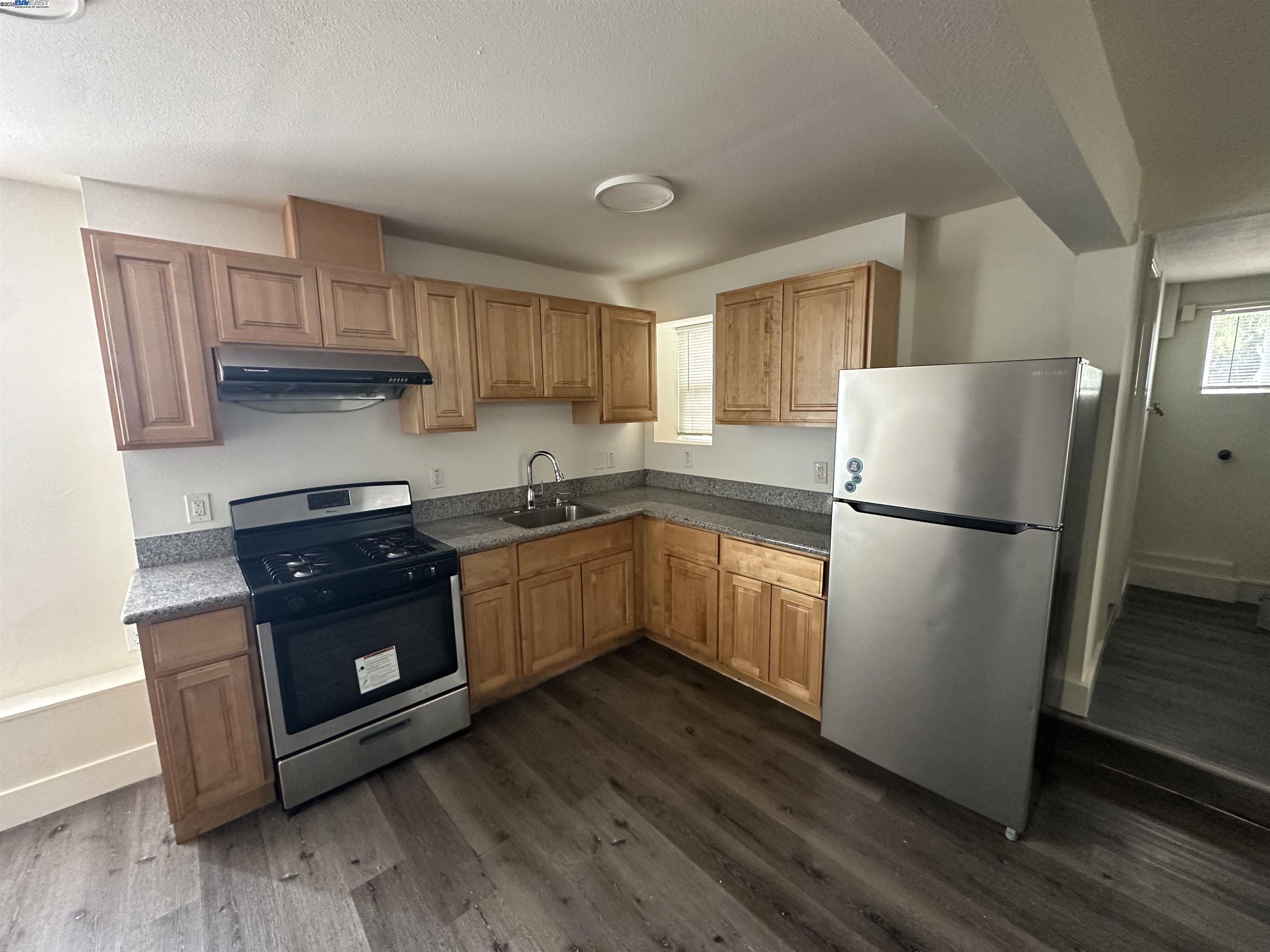 Detail Gallery Image 14 of 14 For 537 Chester St, Oakland,  CA 94607 - 4 Beds | 2 Baths