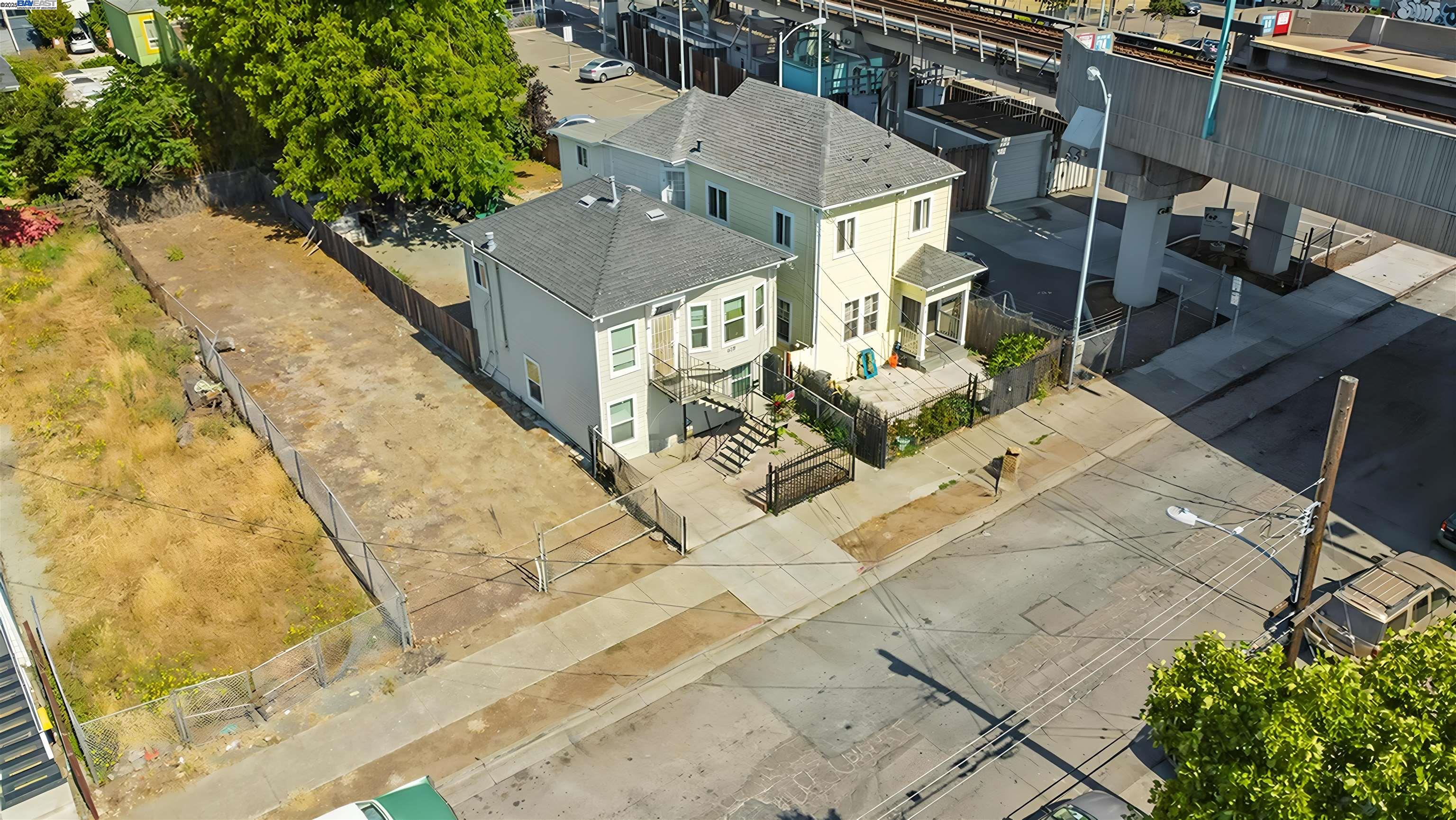 Detail Gallery Image 3 of 14 For 537 Chester St, Oakland,  CA 94607 - 4 Beds | 2 Baths