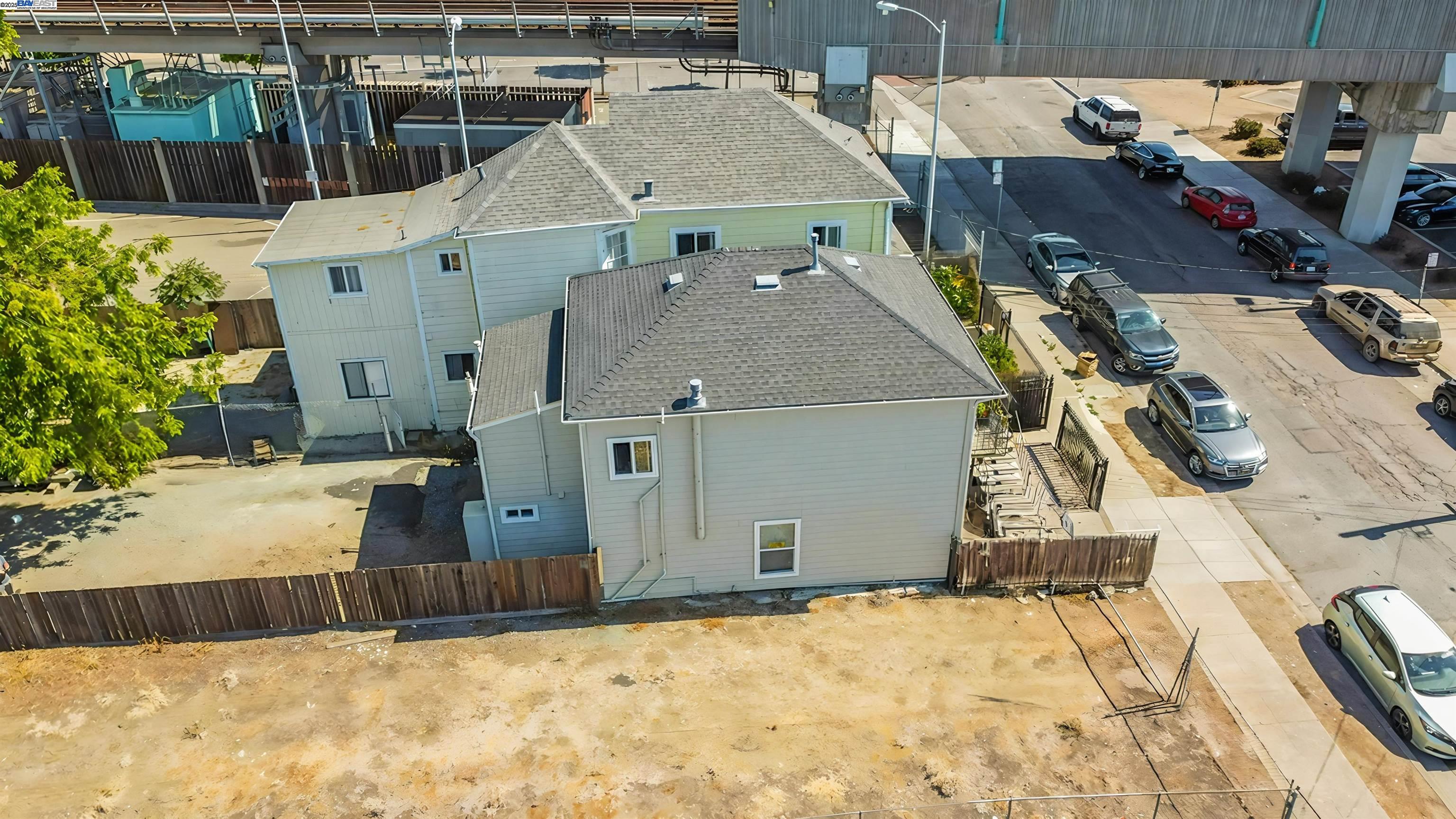 Detail Gallery Image 4 of 14 For 537 Chester St, Oakland,  CA 94607 - 4 Beds | 2 Baths