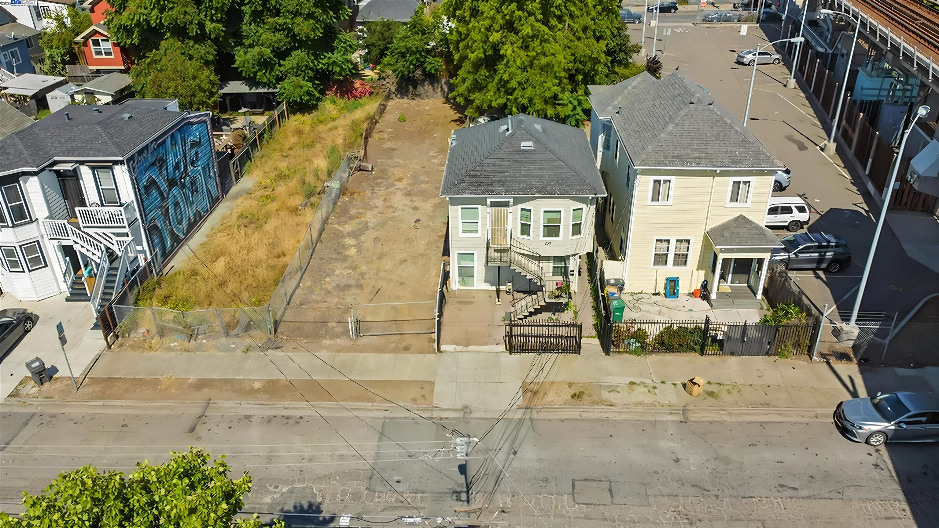 Detail Gallery Image 5 of 14 For 537 Chester St, Oakland,  CA 94607 - 4 Beds | 2 Baths