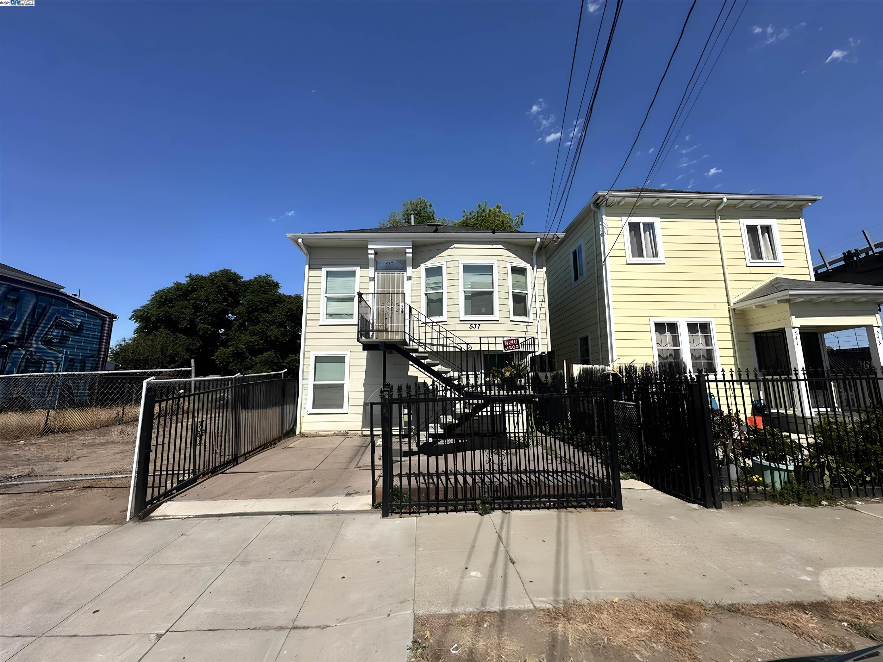 Detail Gallery Image 7 of 14 For 537 Chester St, Oakland,  CA 94607 - 4 Beds | 2 Baths