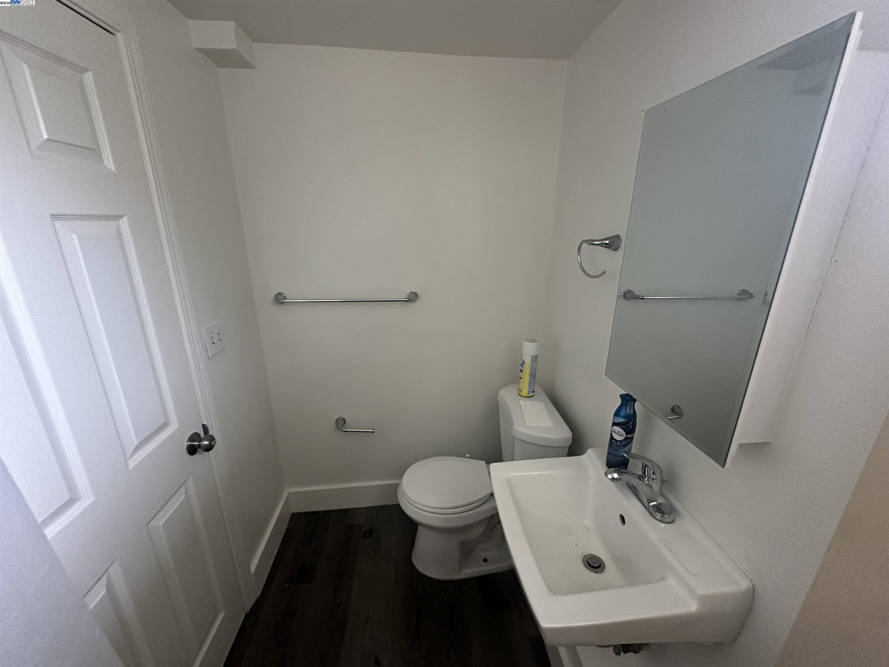 Detail Gallery Image 9 of 14 For 537 Chester St, Oakland,  CA 94607 - 4 Beds | 2 Baths