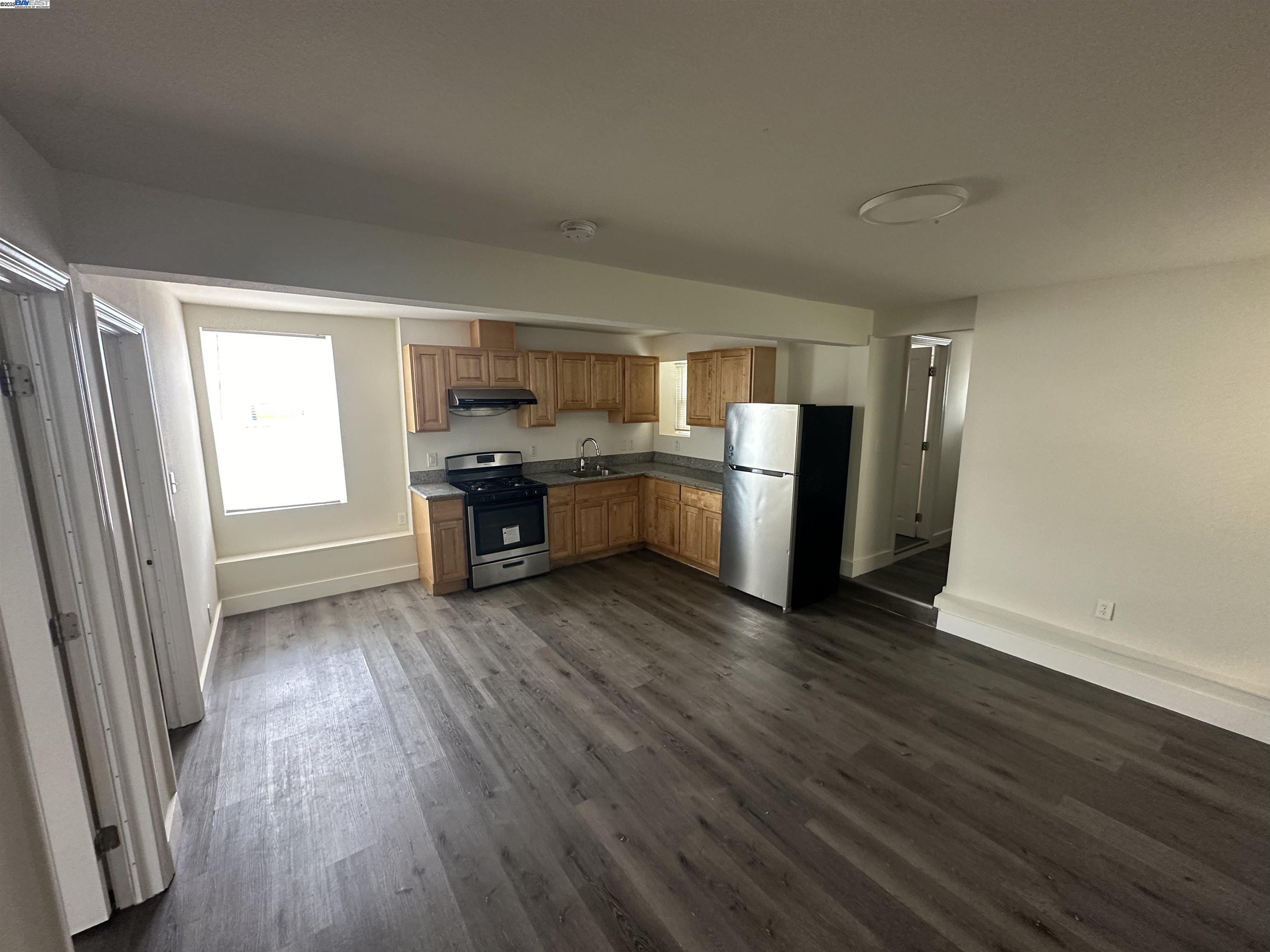 Detail Gallery Image 10 of 14 For 537 Chester St, Oakland,  CA 94607 - 4 Beds | 2 Baths