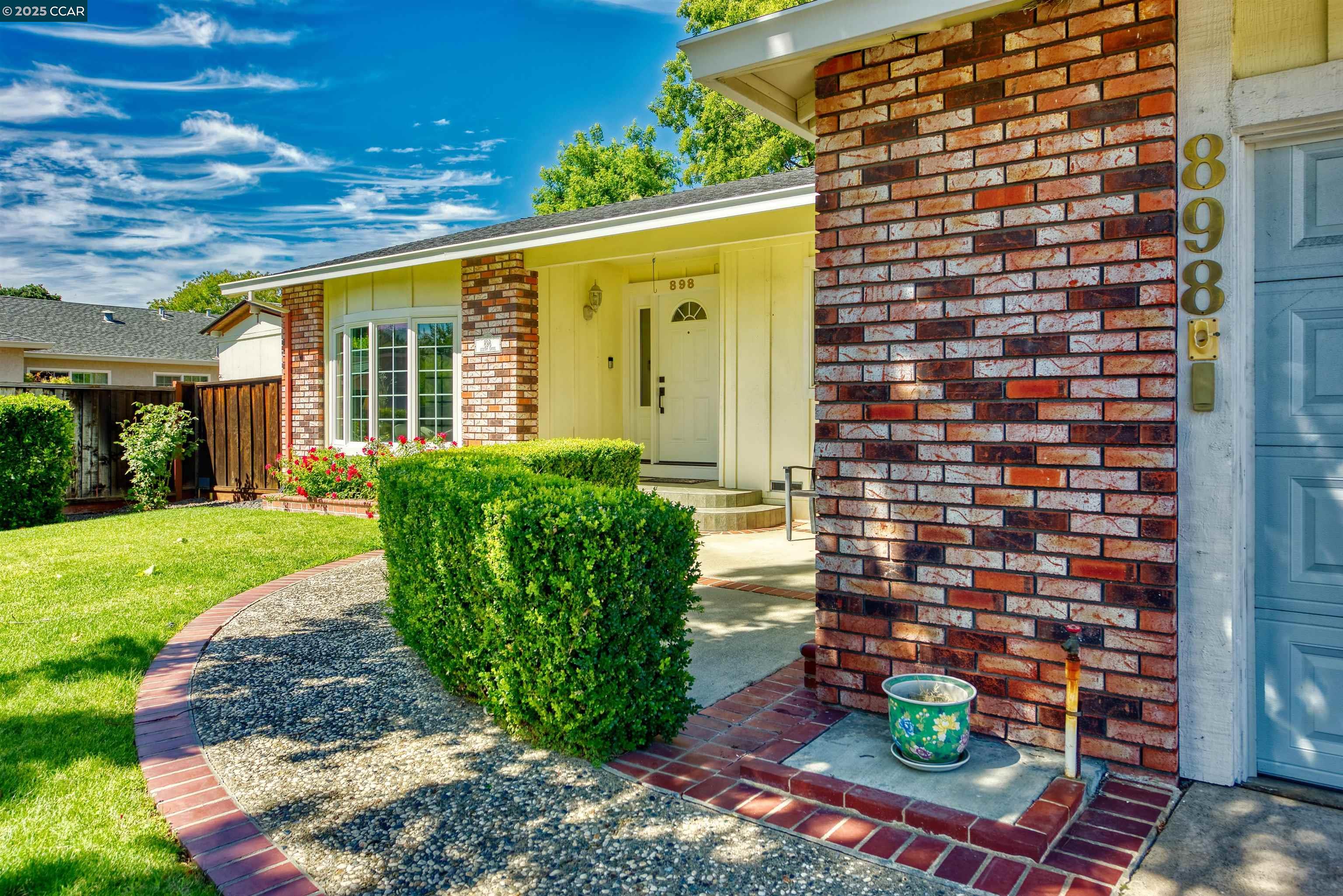 Detail Gallery Image 4 of 56 For 898 Luxury Dr, Concord,  CA 94518 - 4 Beds | 2/1 Baths
