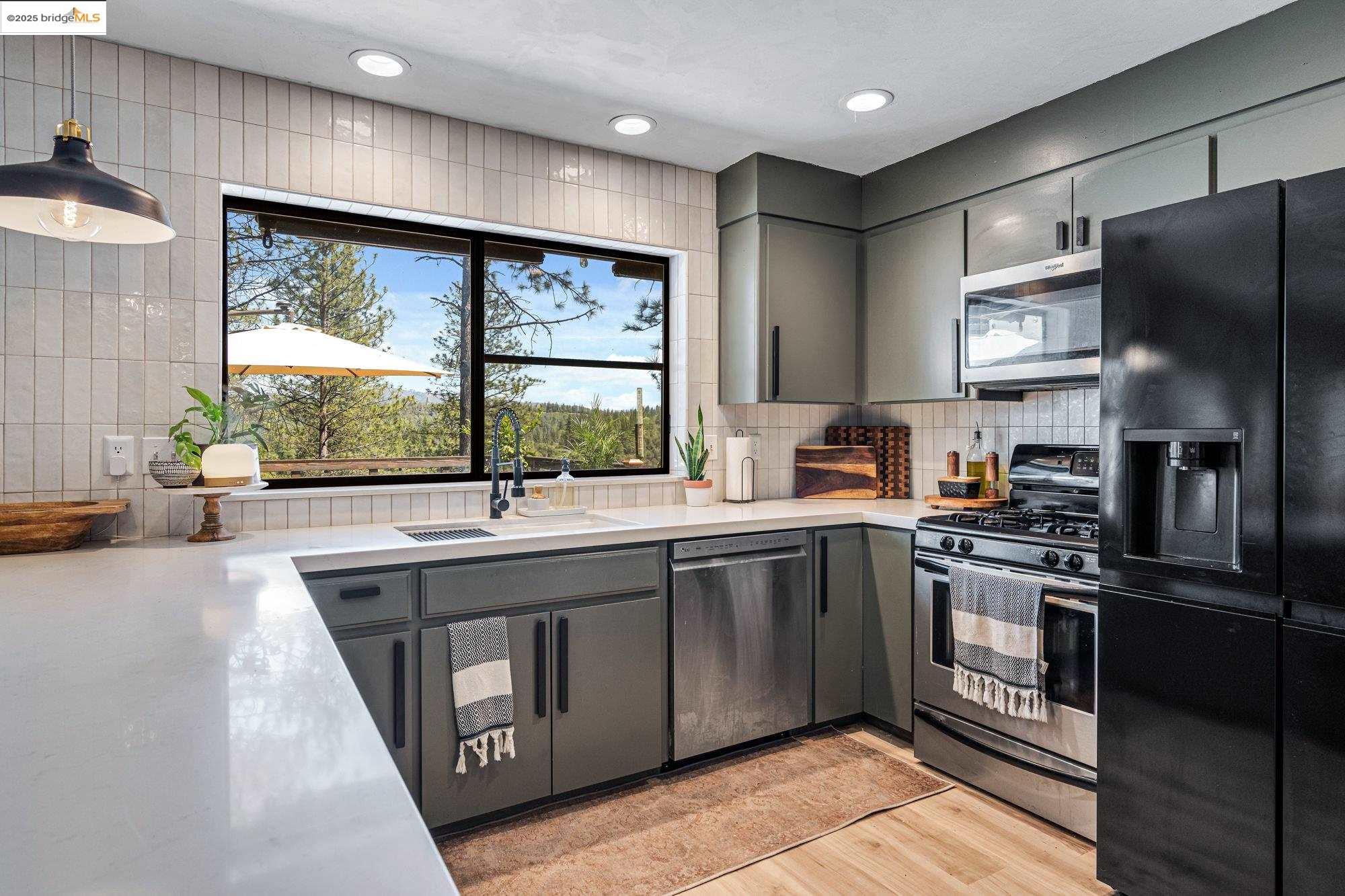 Groveland (A gateway to Yosemite)