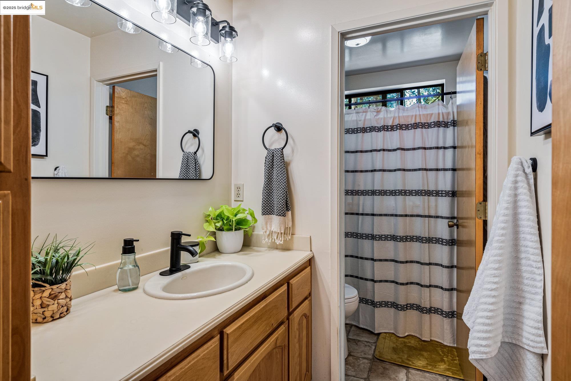 Detail Gallery Image 11 of 48 For 21034 Morgan Dr, Groveland,  CA 95321 - 4 Beds | 3/1 Baths