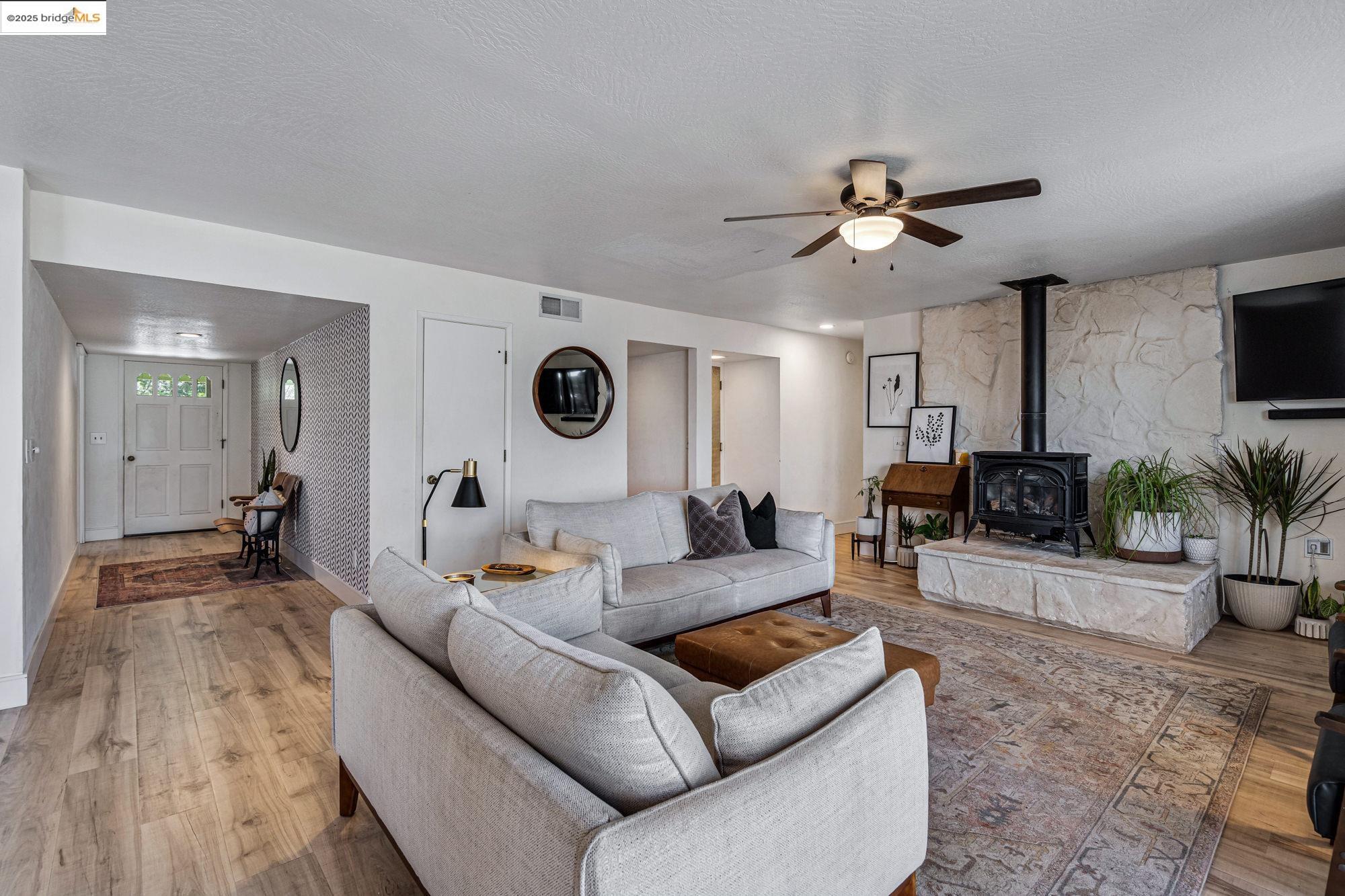 Detail Gallery Image 5 of 48 For 21034 Morgan Dr, Groveland,  CA 95321 - 4 Beds | 3/1 Baths