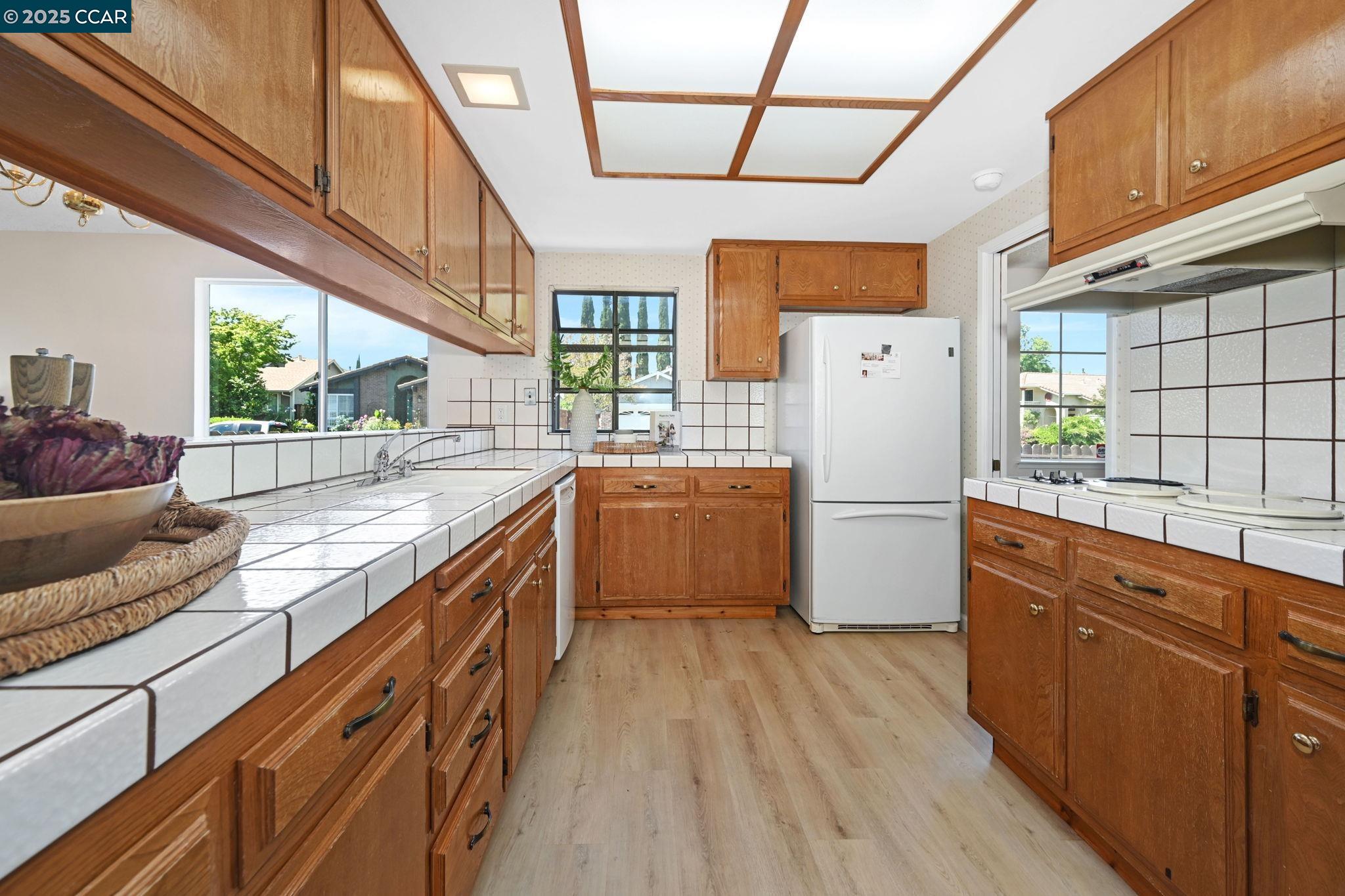 Detail Gallery Image 8 of 29 For 5040 Murchio Dr, Concord,  CA 94521-3638 - 3 Beds | 2 Baths
