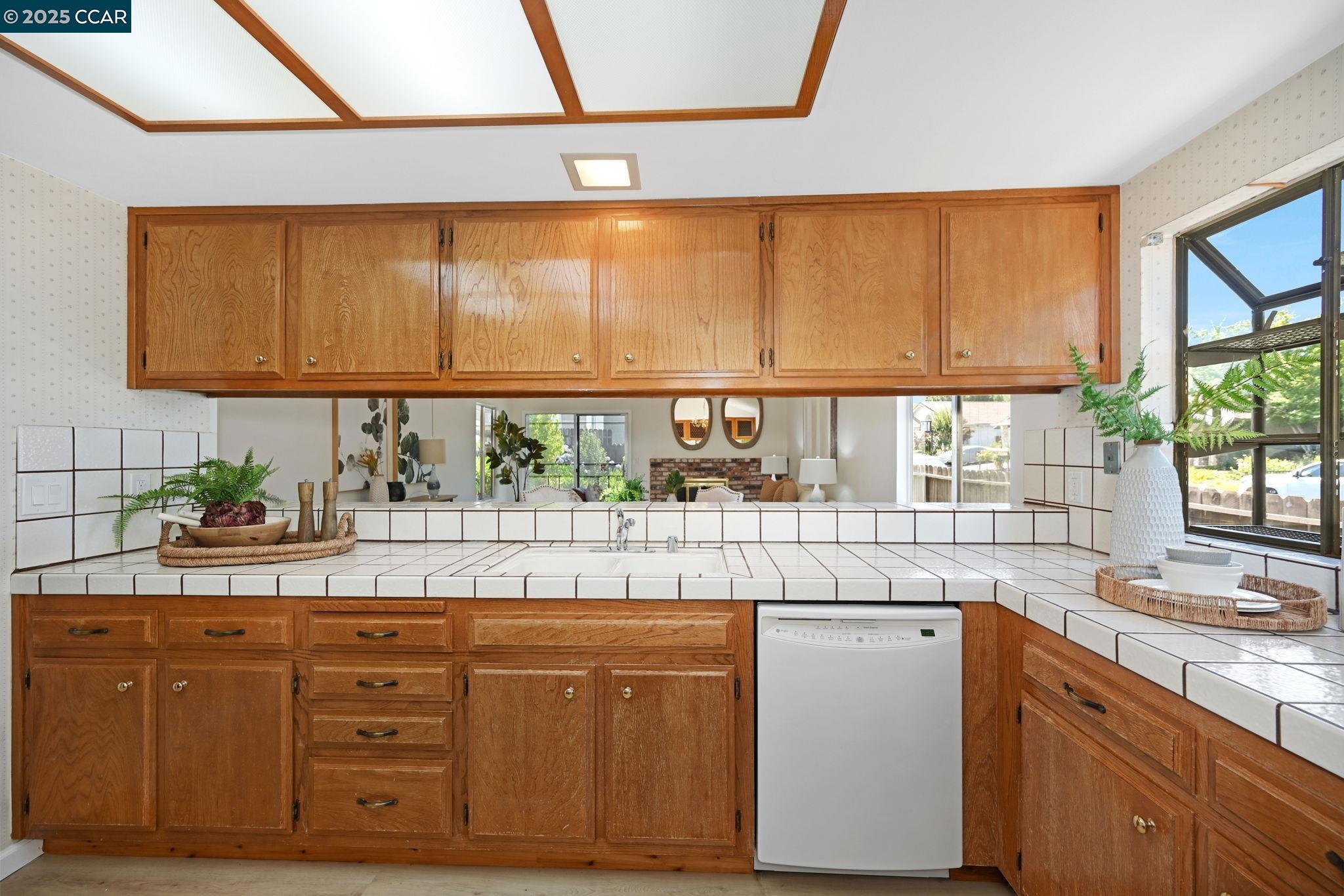 Detail Gallery Image 9 of 29 For 5040 Murchio Dr, Concord,  CA 94521-3638 - 3 Beds | 2 Baths