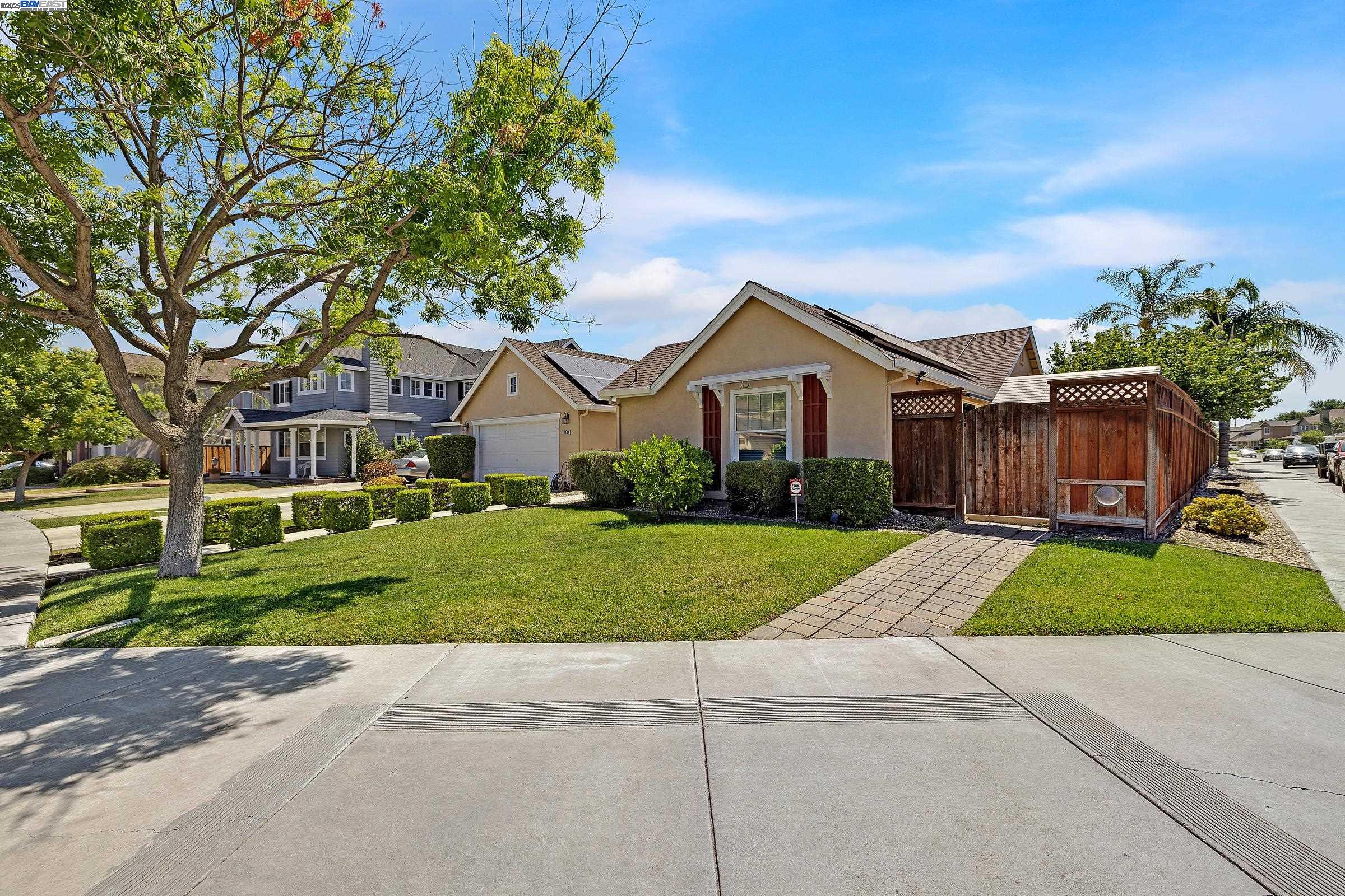Detail Gallery Image 2 of 39 For 1636 Green Springs Ct, Tracy,  CA 95377 - 3 Beds | 3 Baths